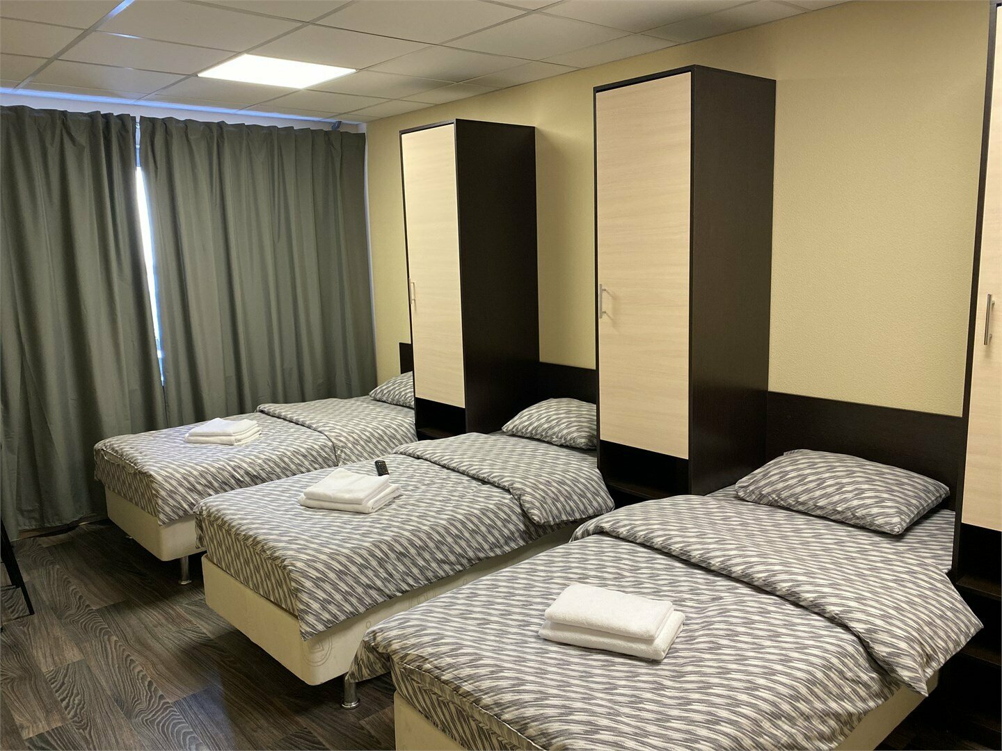 Трехместный номер с общей ванной комнатой