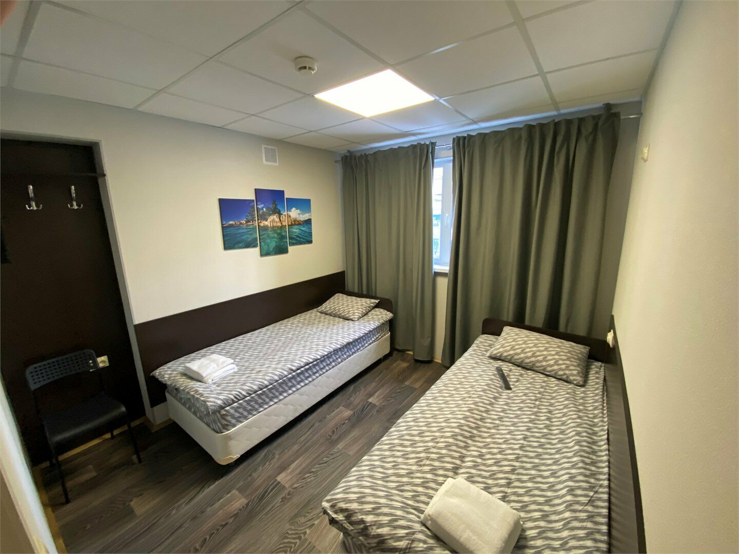 Двухместный номер с 2 отдельными кроватями и общей ванной комнатой