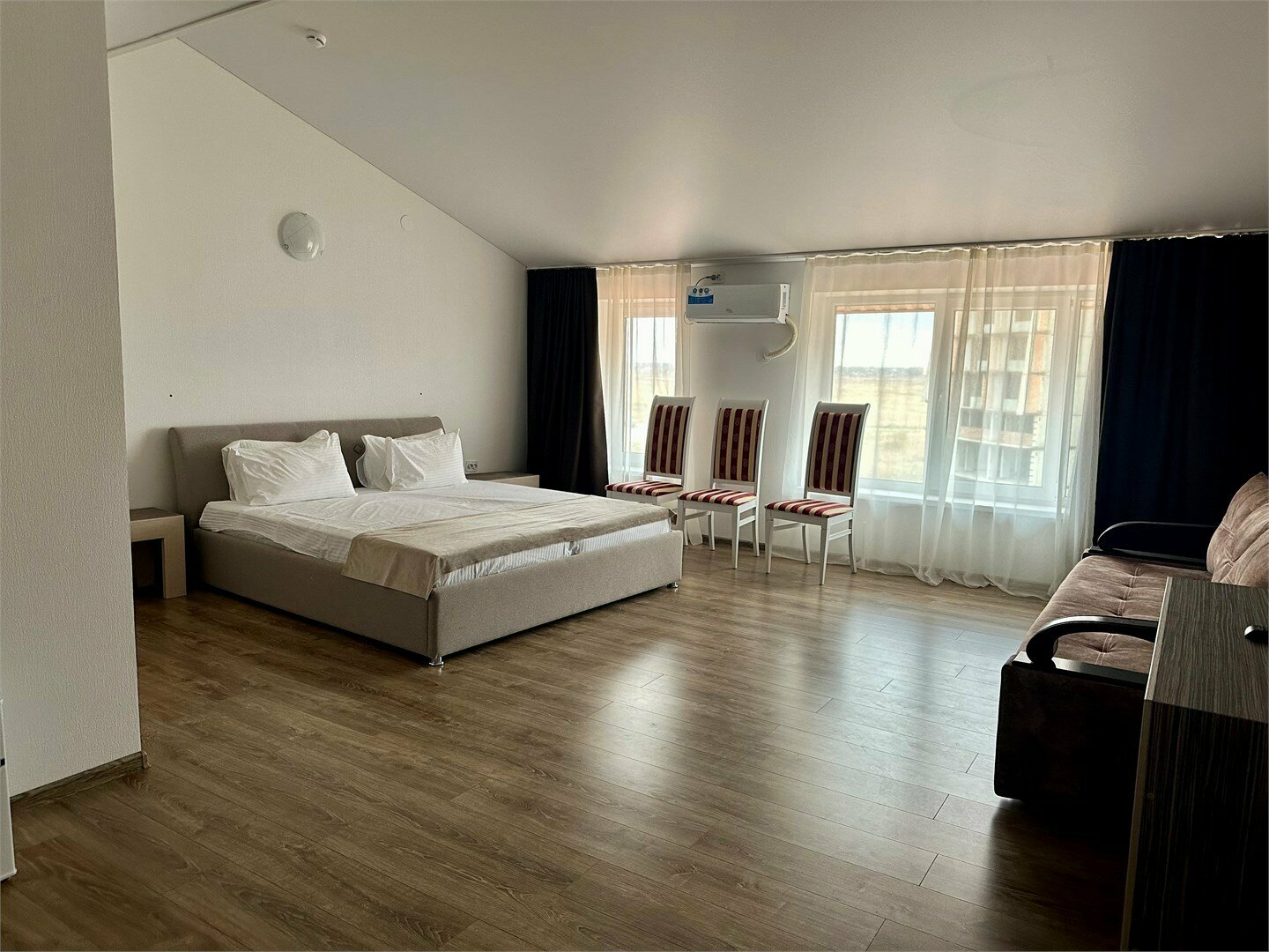 Семейный номер на троих-четверых гостей без балкона и видом во двор (корпус Б)