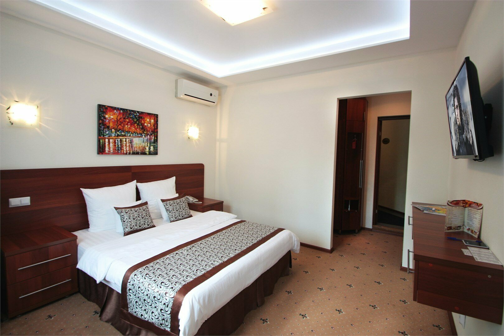 Полулюкс (Двухместный номер с двуспальной кроватью)Размещение с питомцами не допустимо