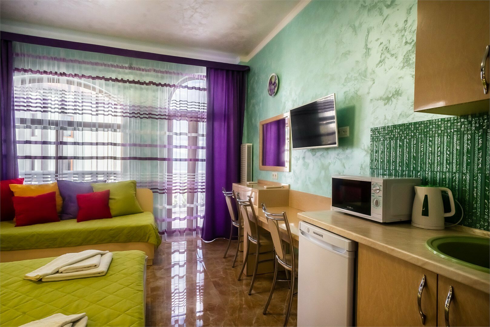 Весеннее утро- Трехместная студия с видом на море и большим балконом