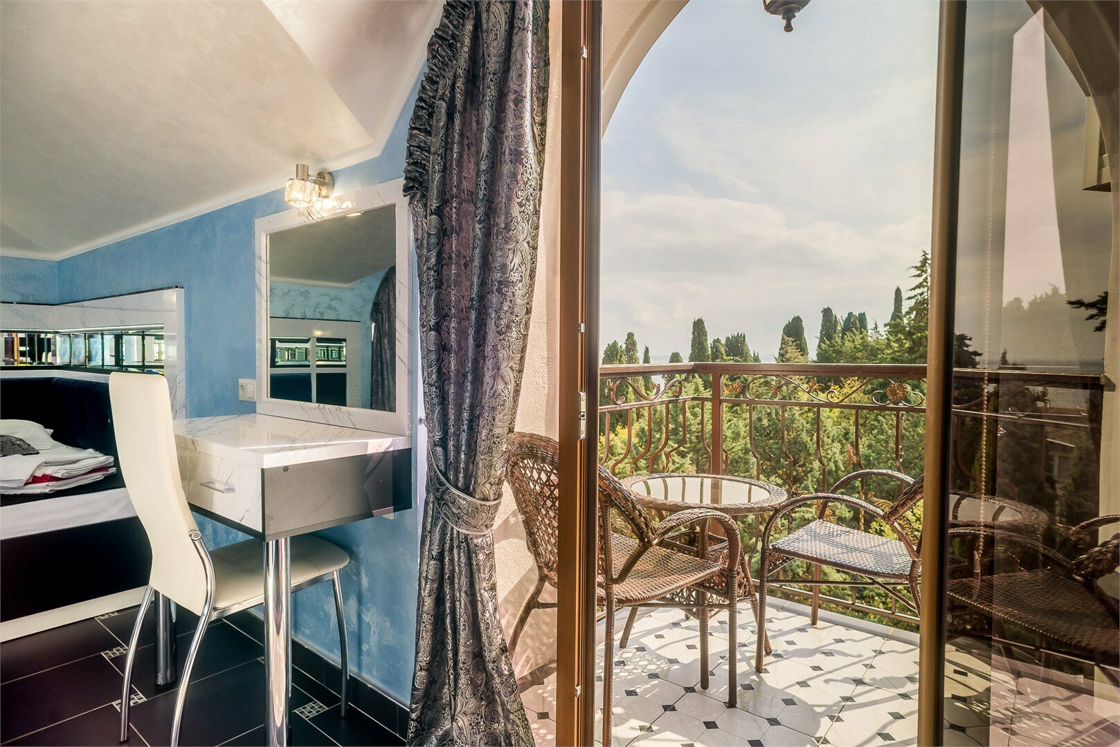 Метелица-  Четырехместная студия с двумя балконами и видом на море