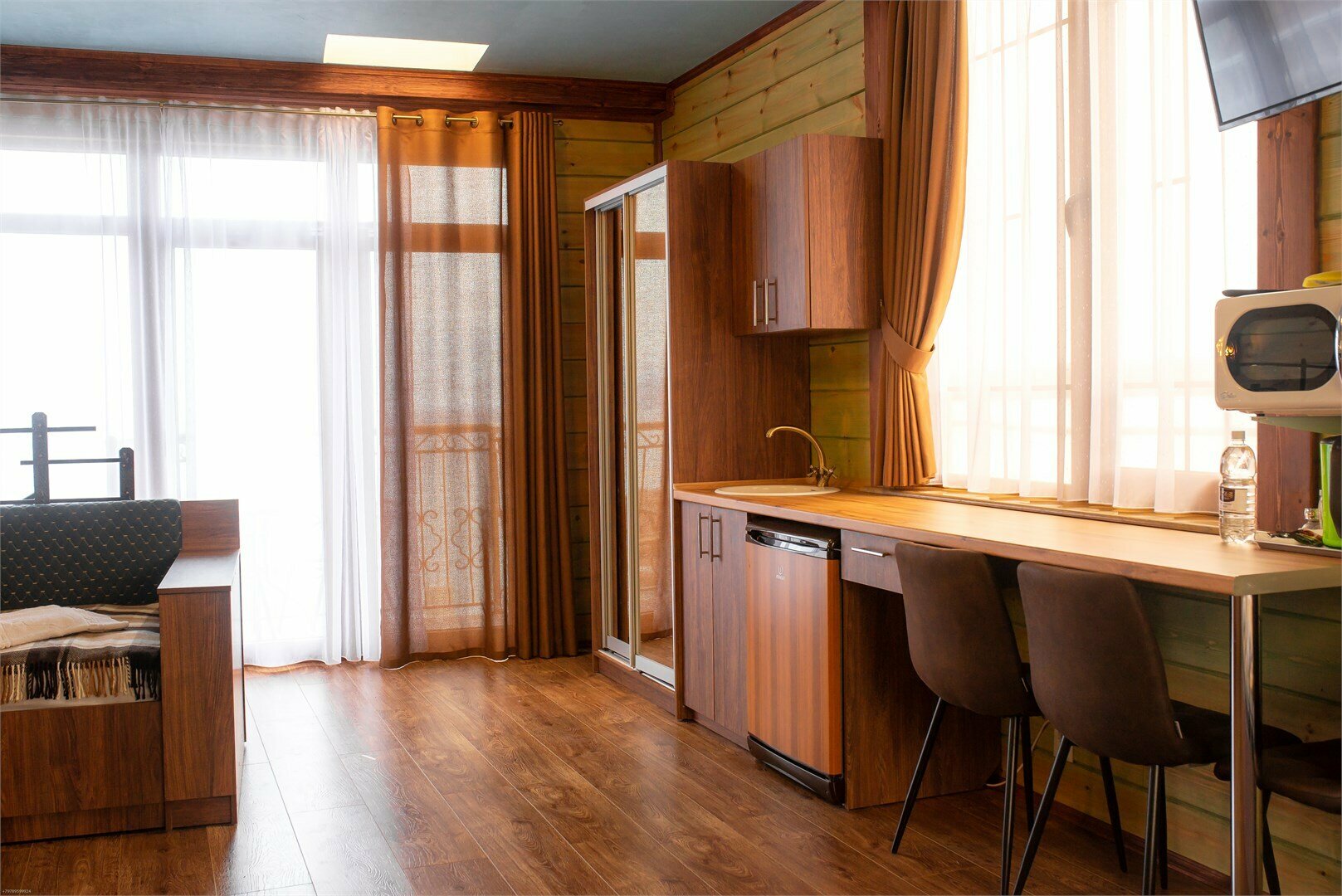 Кантри - Четырехместная студия с раздельными кроватями  балконом и видом на море