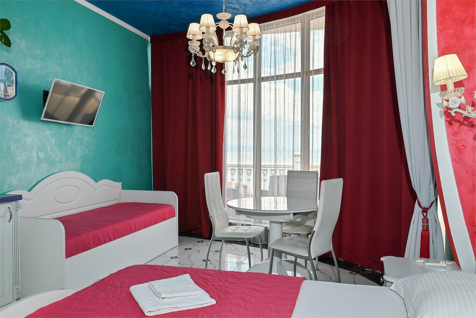 Алые паруса - Трехместная студия с видом на море и большим балконом