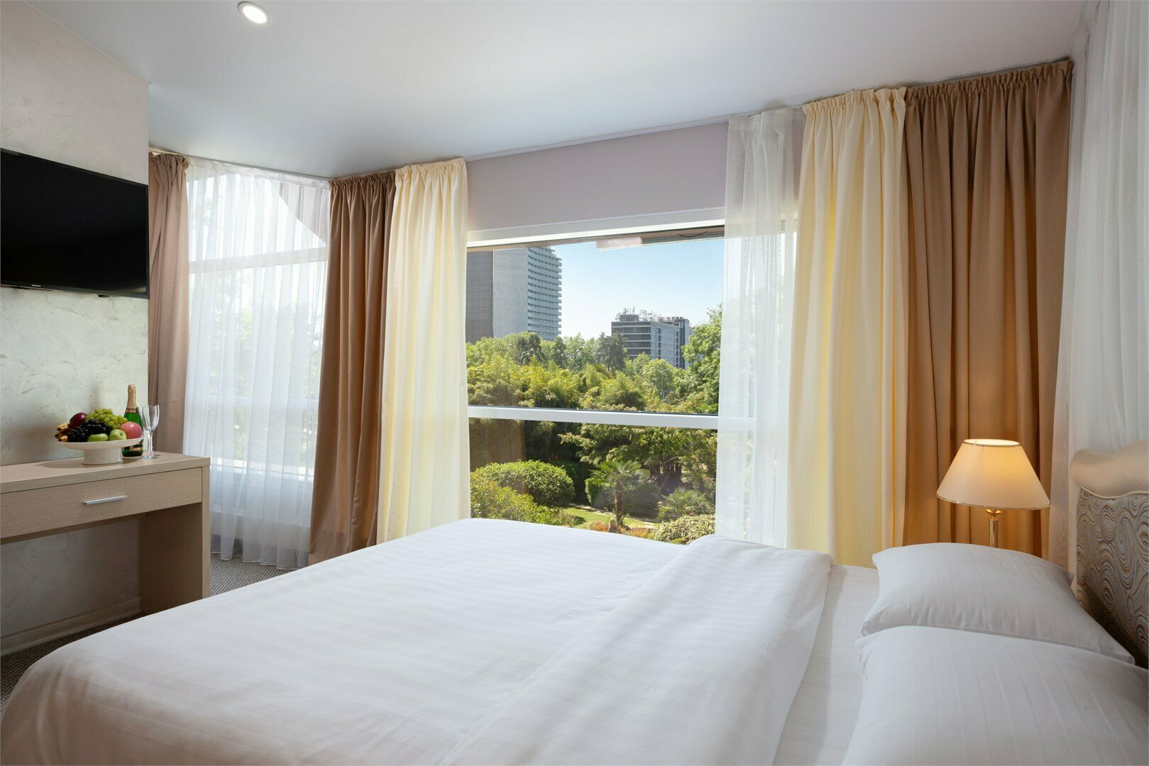 Делюкс с панорамным видом на сад