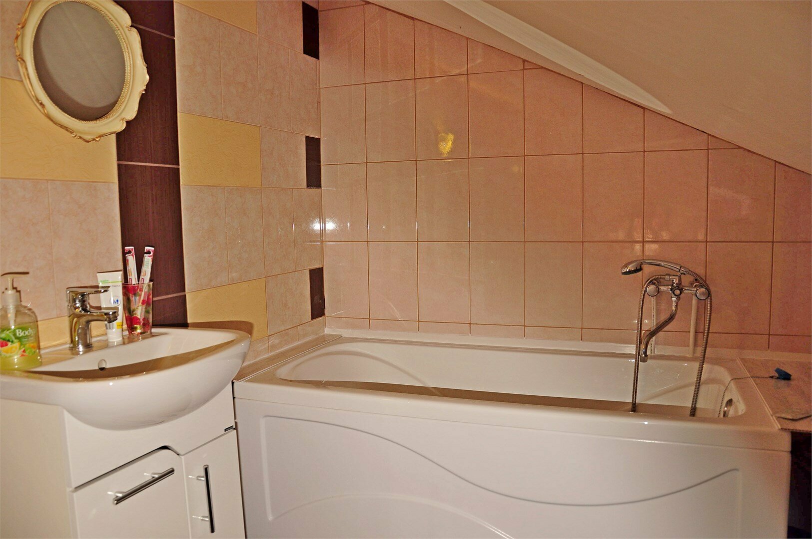 бюджетная двухместная мансардная комната