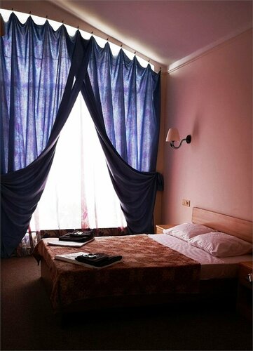 Семейный номер с общей ванной комнатой