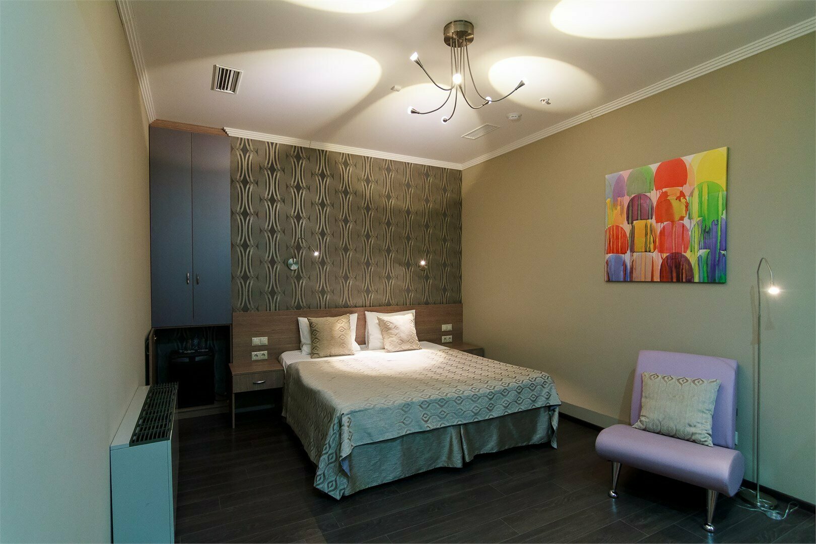 Стандартный номер - без окна на улицу (окно выходит в атриум отеля)