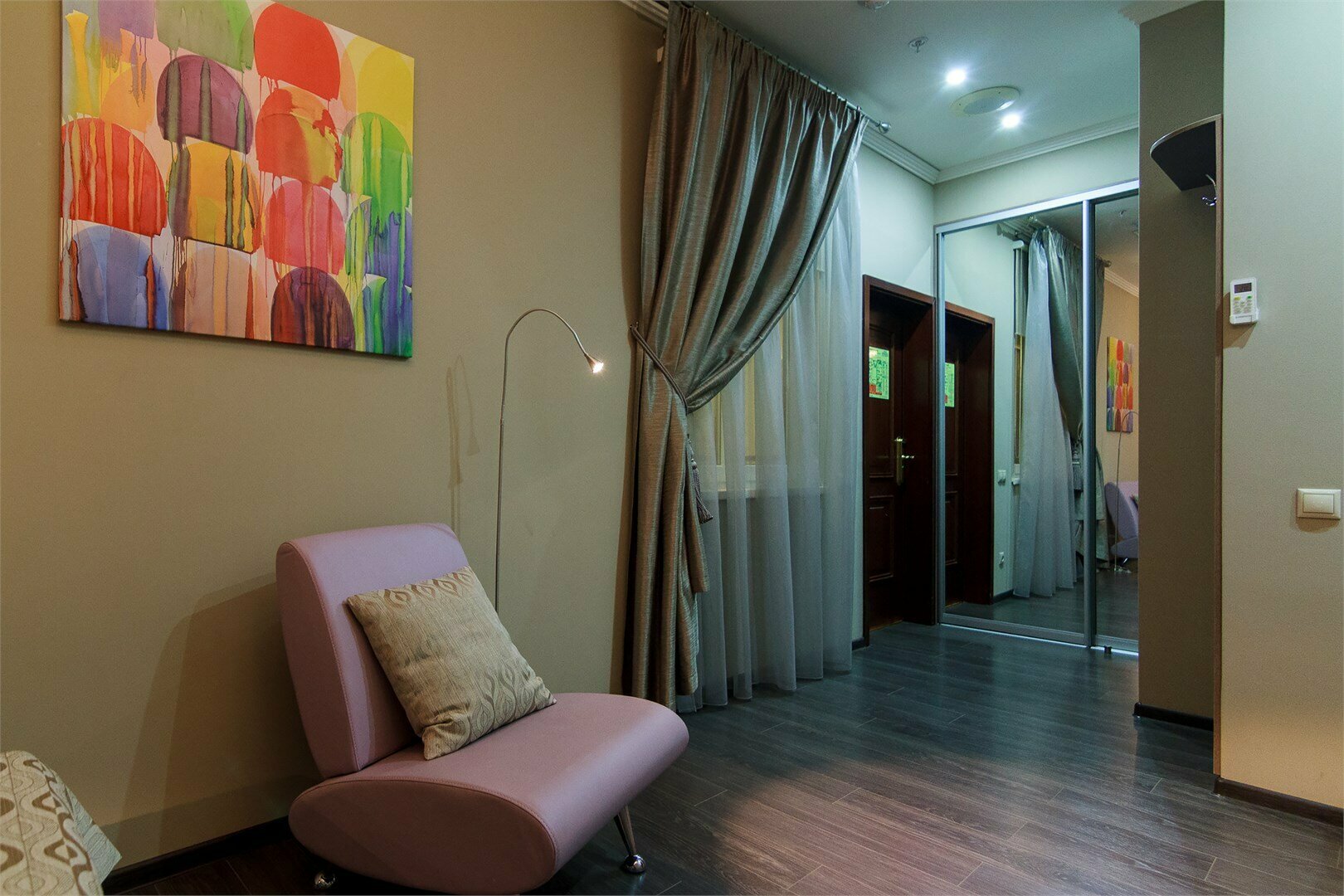 Стандартный номер - без окна на улицу (окно выходит в атриум отеля)