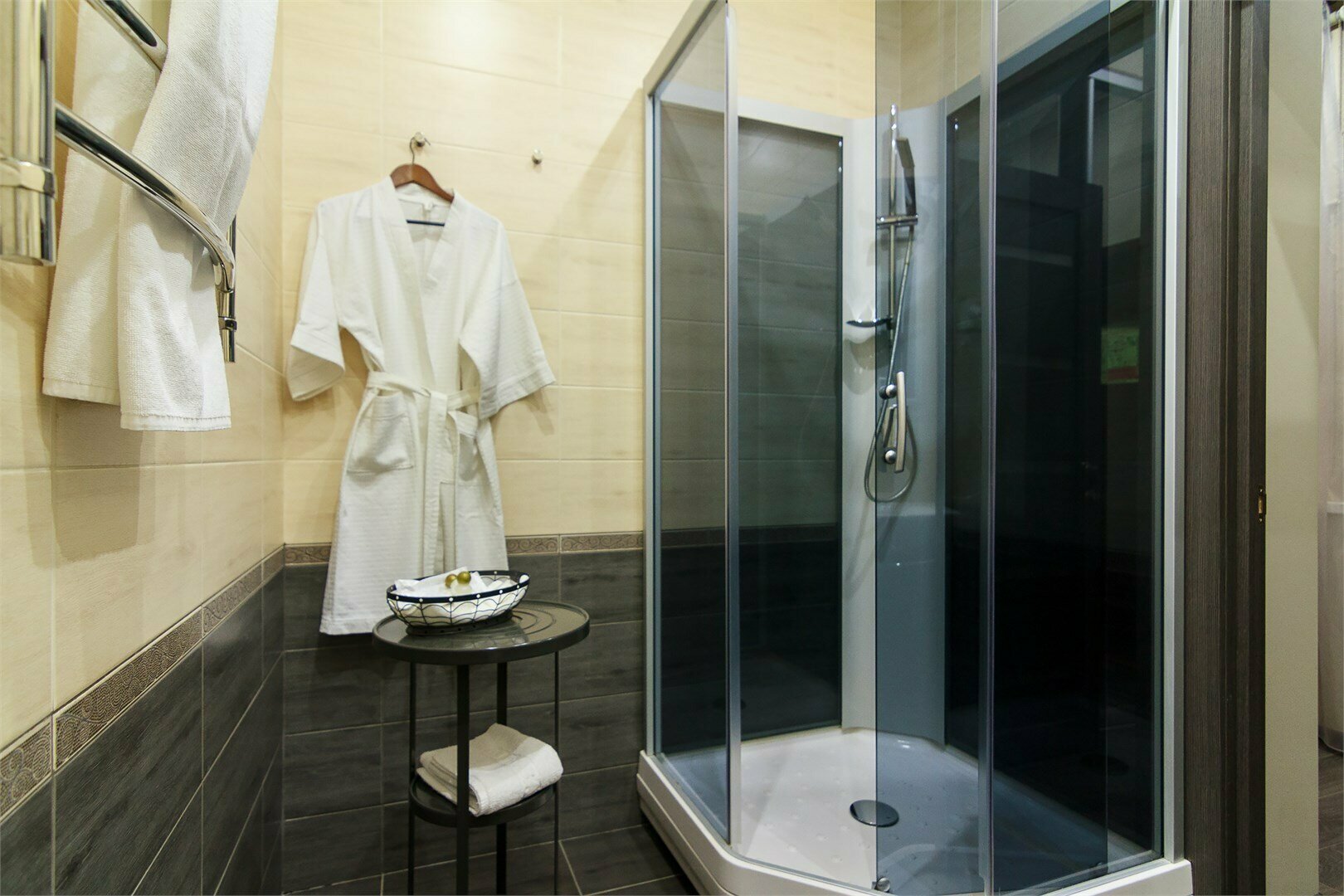 Стандартный номер - без окна на улицу (окно выходит в атриум отеля)