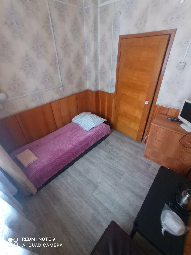 Одноместный стандартный номер  с санузлом и общим душем