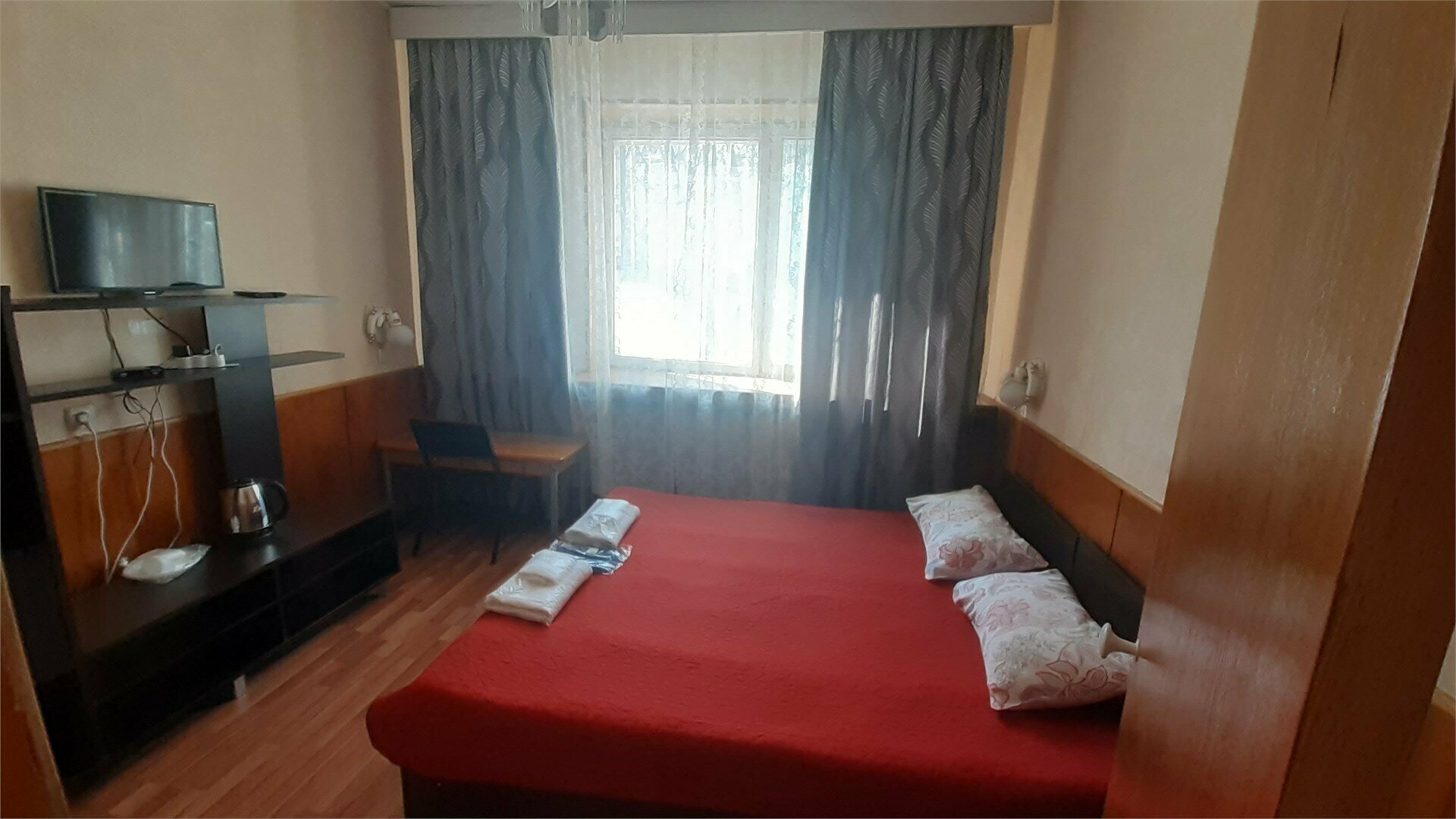 Двухместный номер с душем и 2 односпальными кроватями.