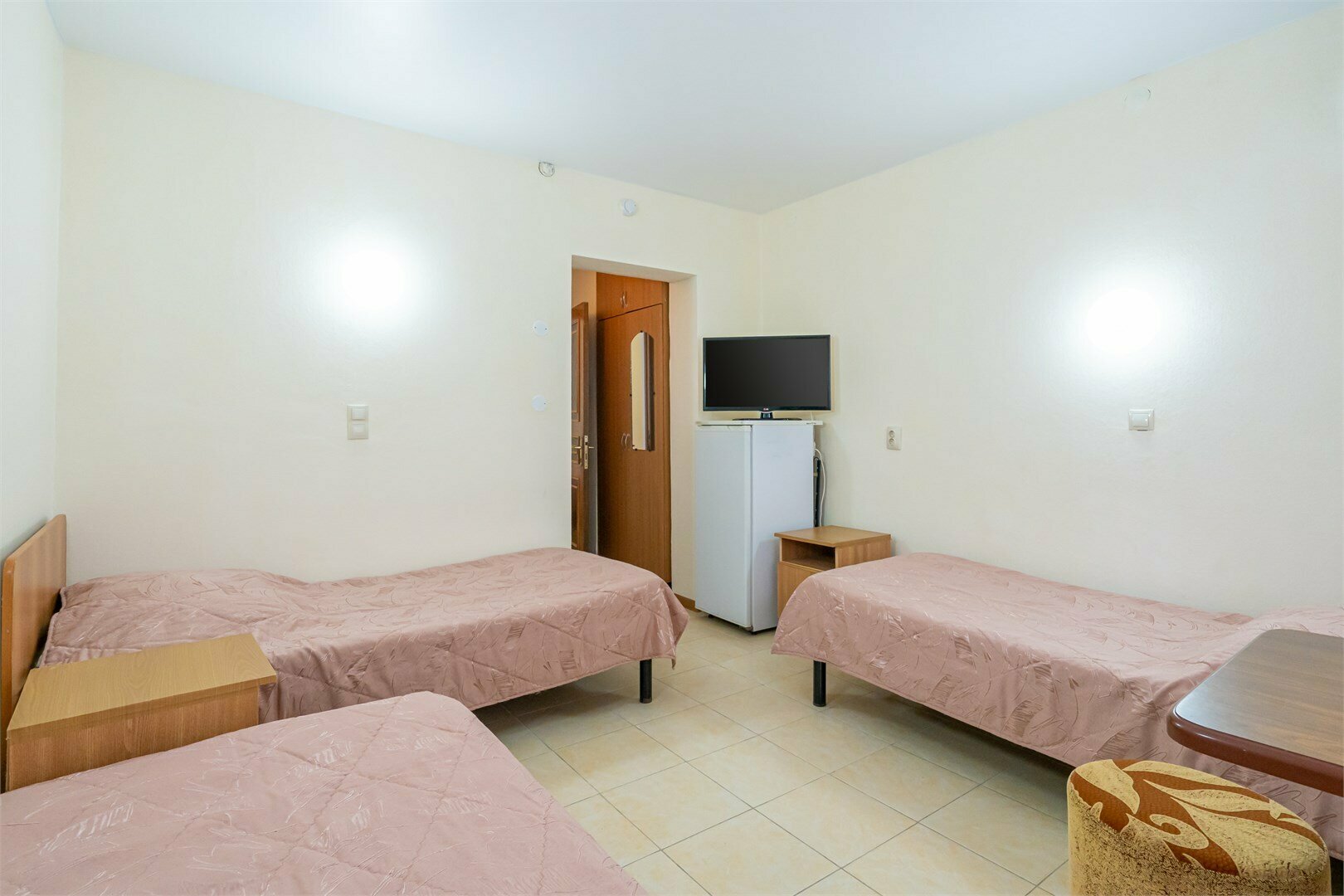 Д5 Двухкомнатный номер с 5 кроватями