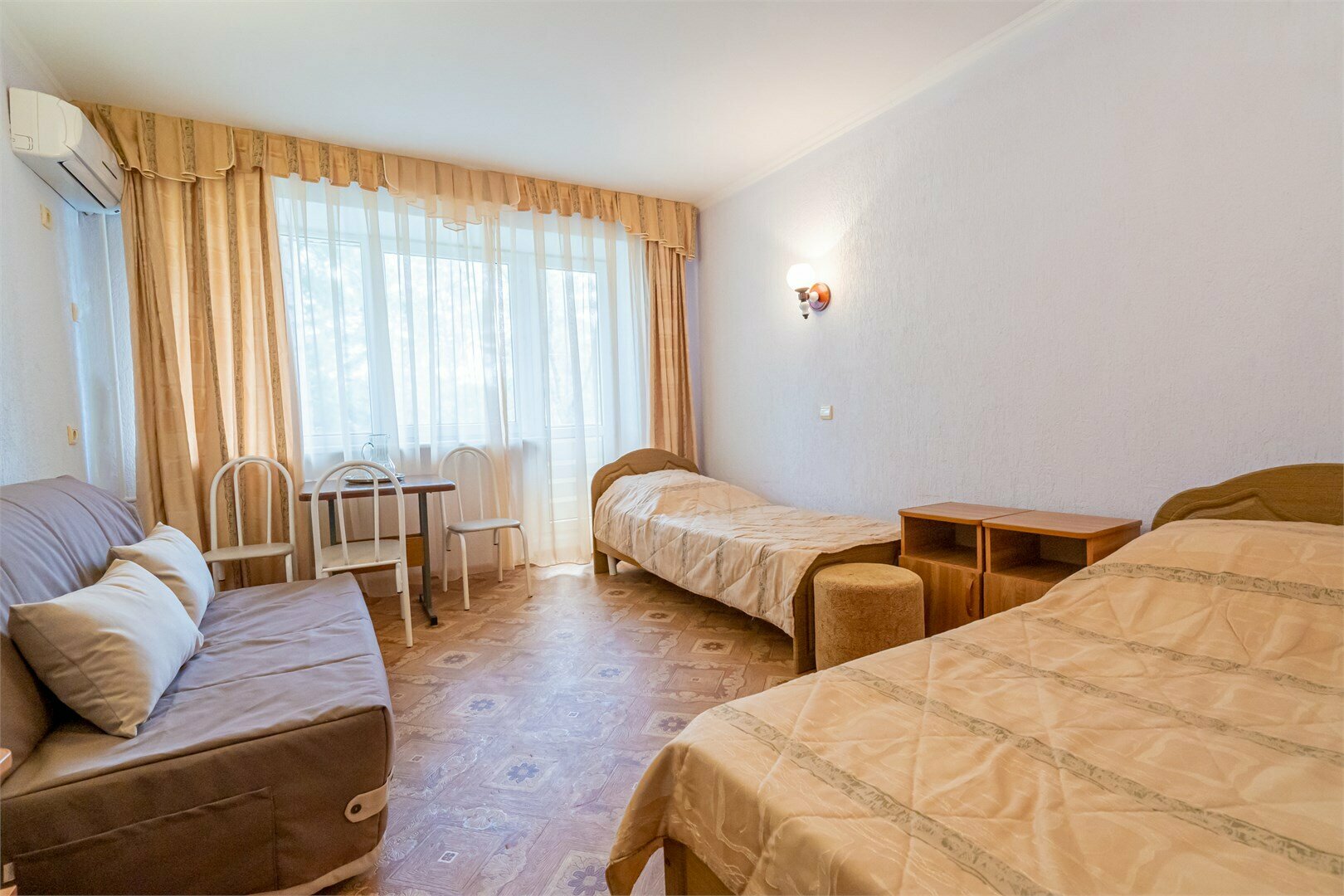 У2 Улучшенный однокомнатный номер с 2 односпальными кроватями и дополнительным местом