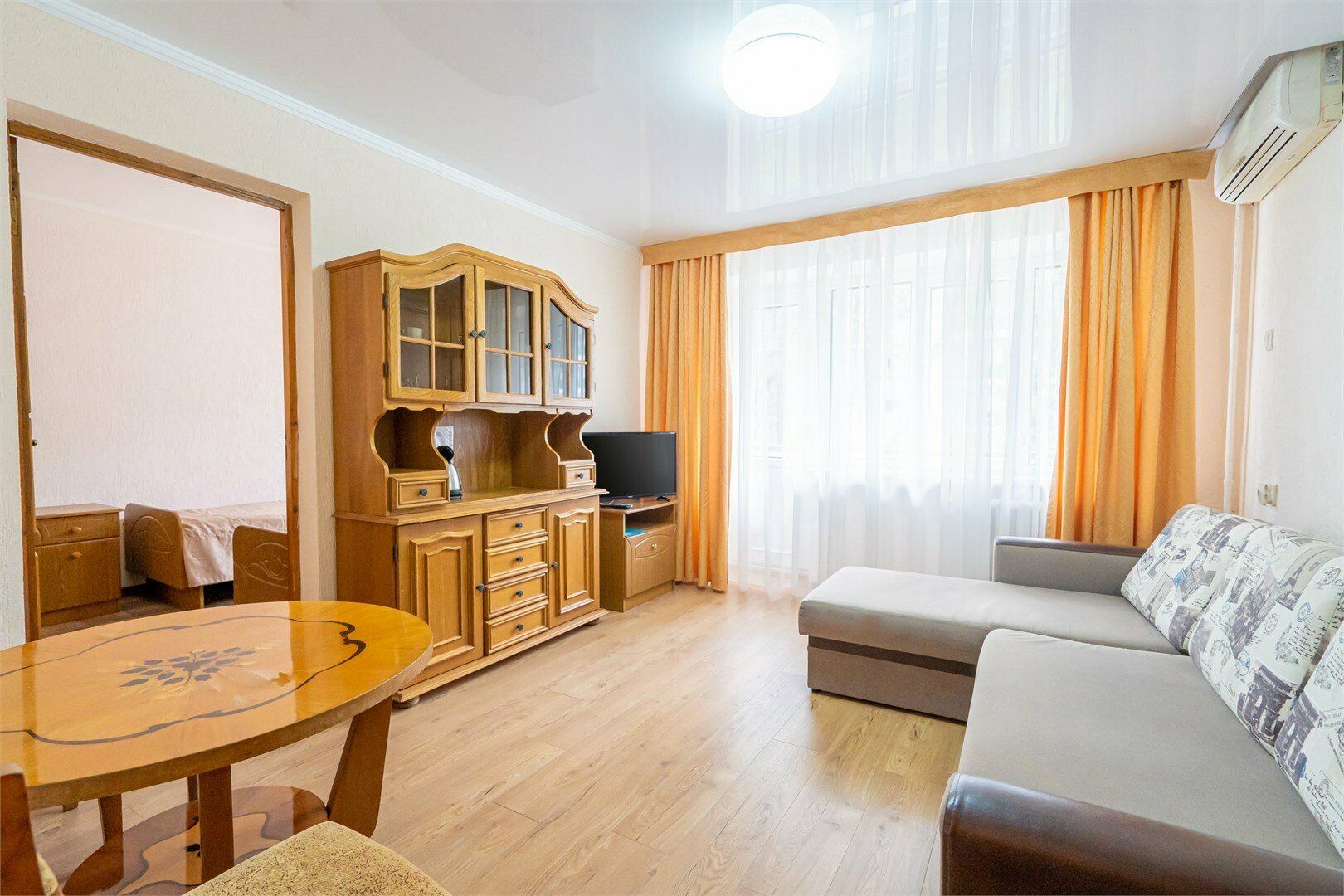 Л2 Двухкомнатный номер с 2 односпальными кроватями и дополнительными местами