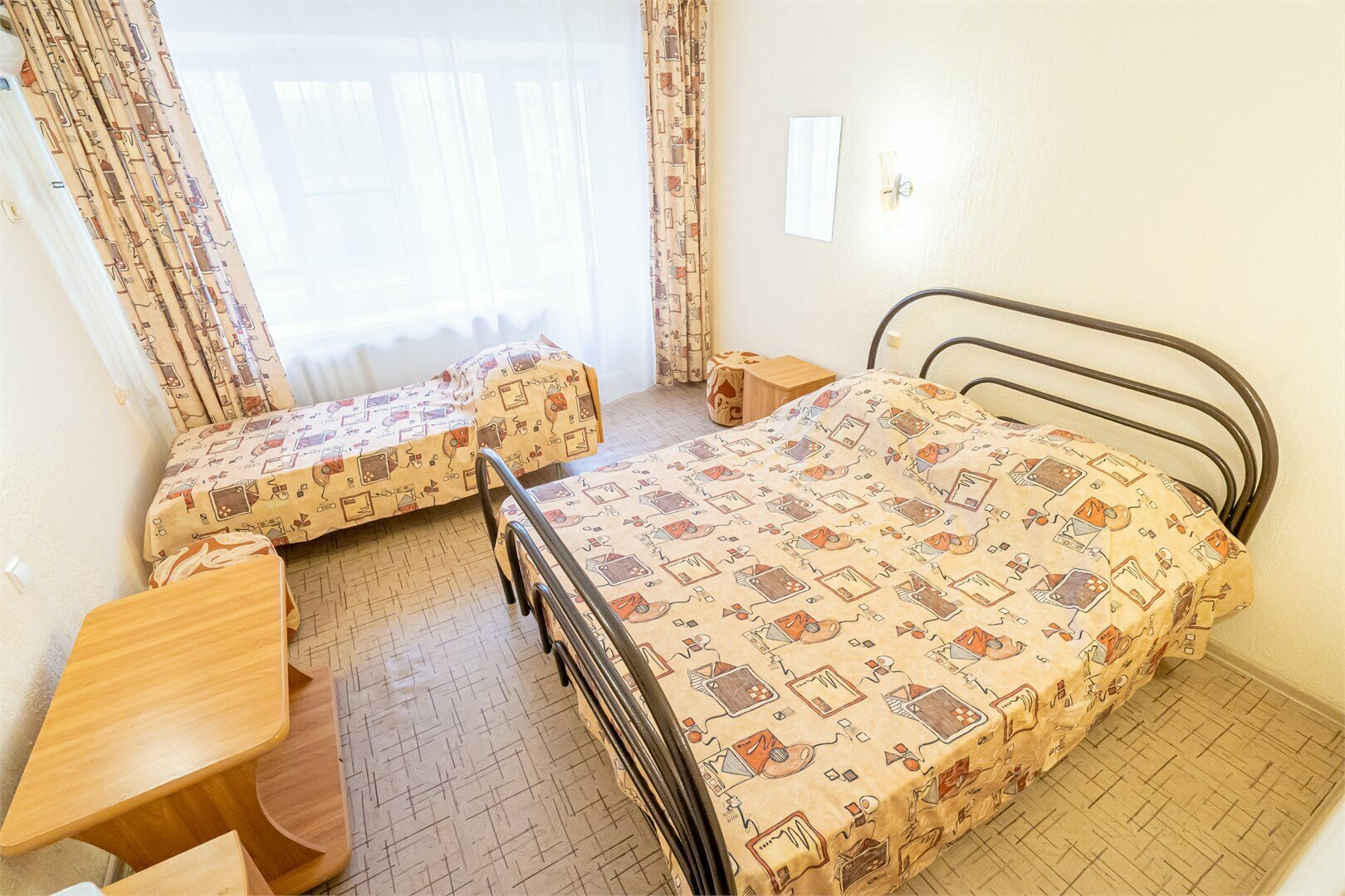 У1 Улучшенный однокомнатный номер с двухспальной кроватью  и 1 односпальной кроватью без  дополнительного места