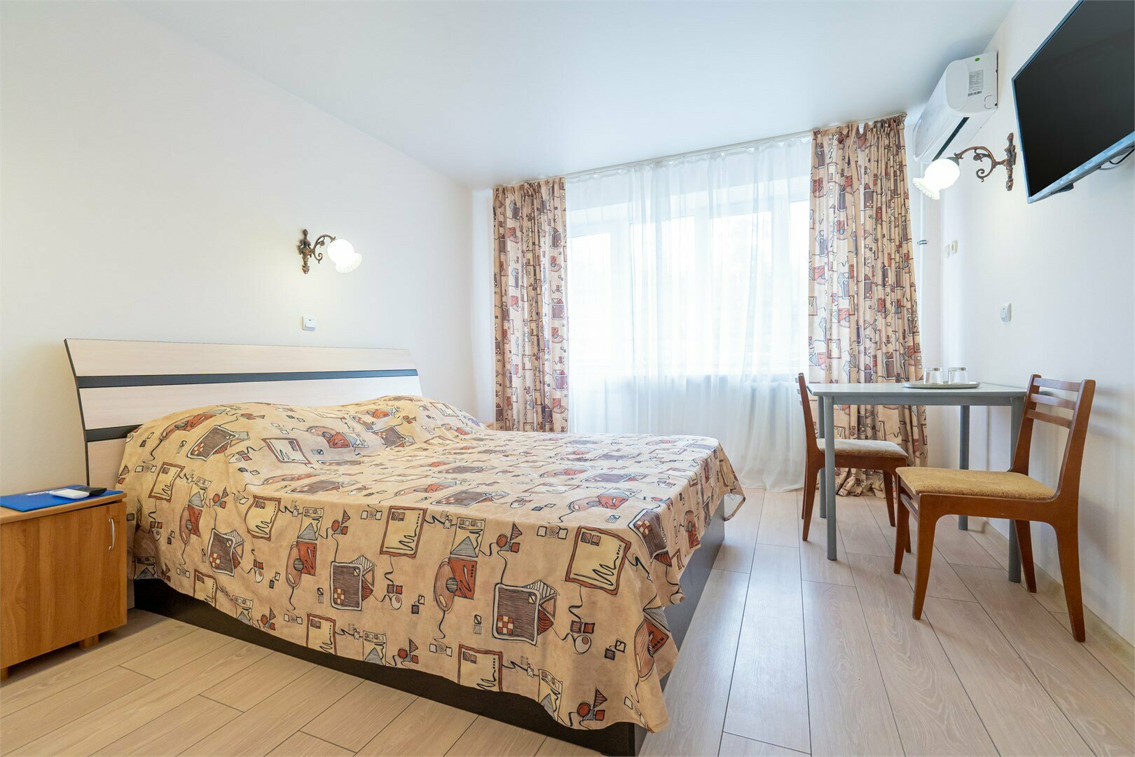 У4 Улучшенный однокомнатный номер с двухспальной кроватью без дополнительного места