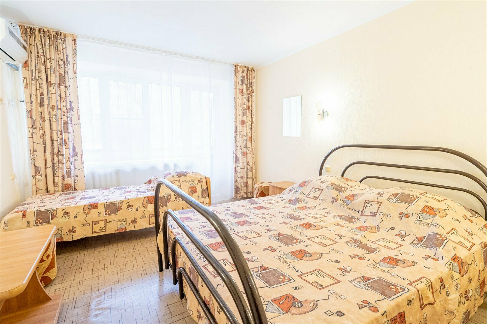 У1 Улучшенный однокомнатный номер с двухспальной кроватью  и 1 односпальной кроватью без  дополнительного места