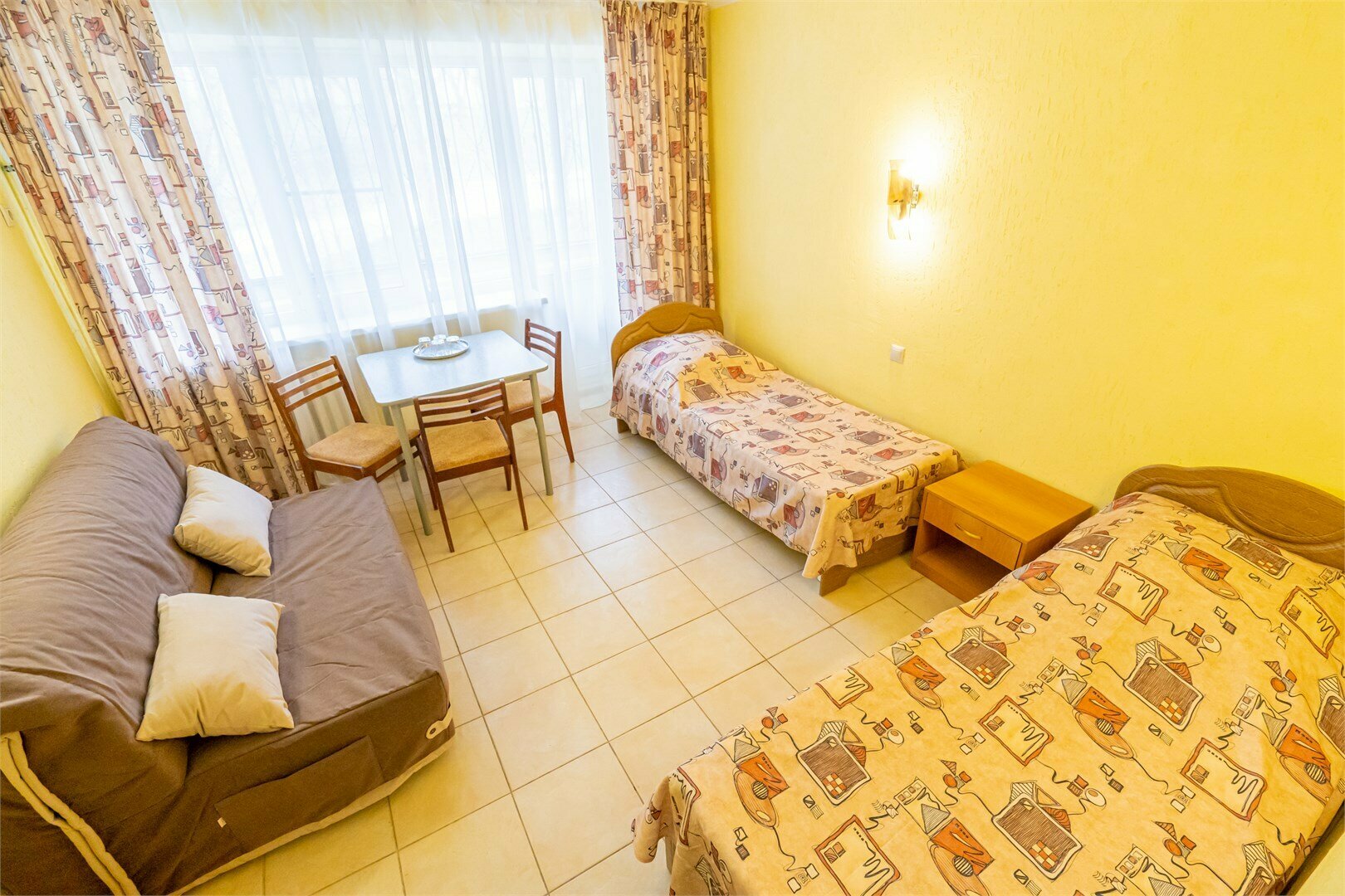 Д4 Двухкомнатный номер с 4 кроватями и раскладным диваном