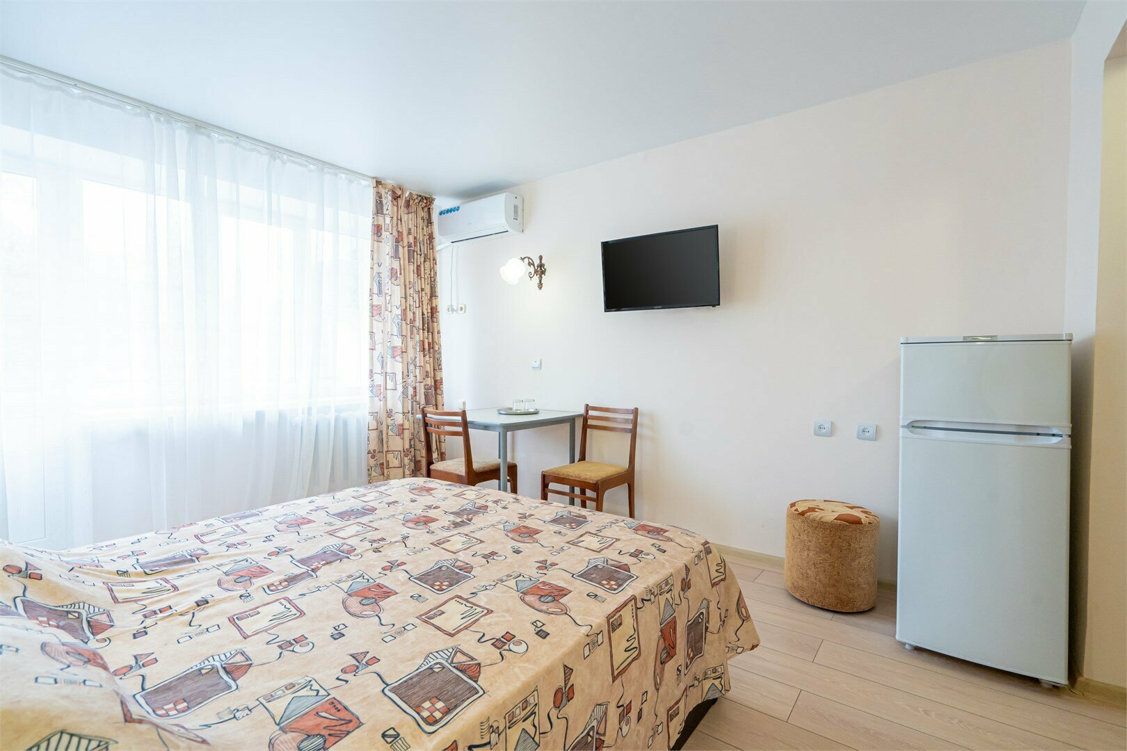 У4 Улучшенный однокомнатный номер с двухспальной кроватью без дополнительного места