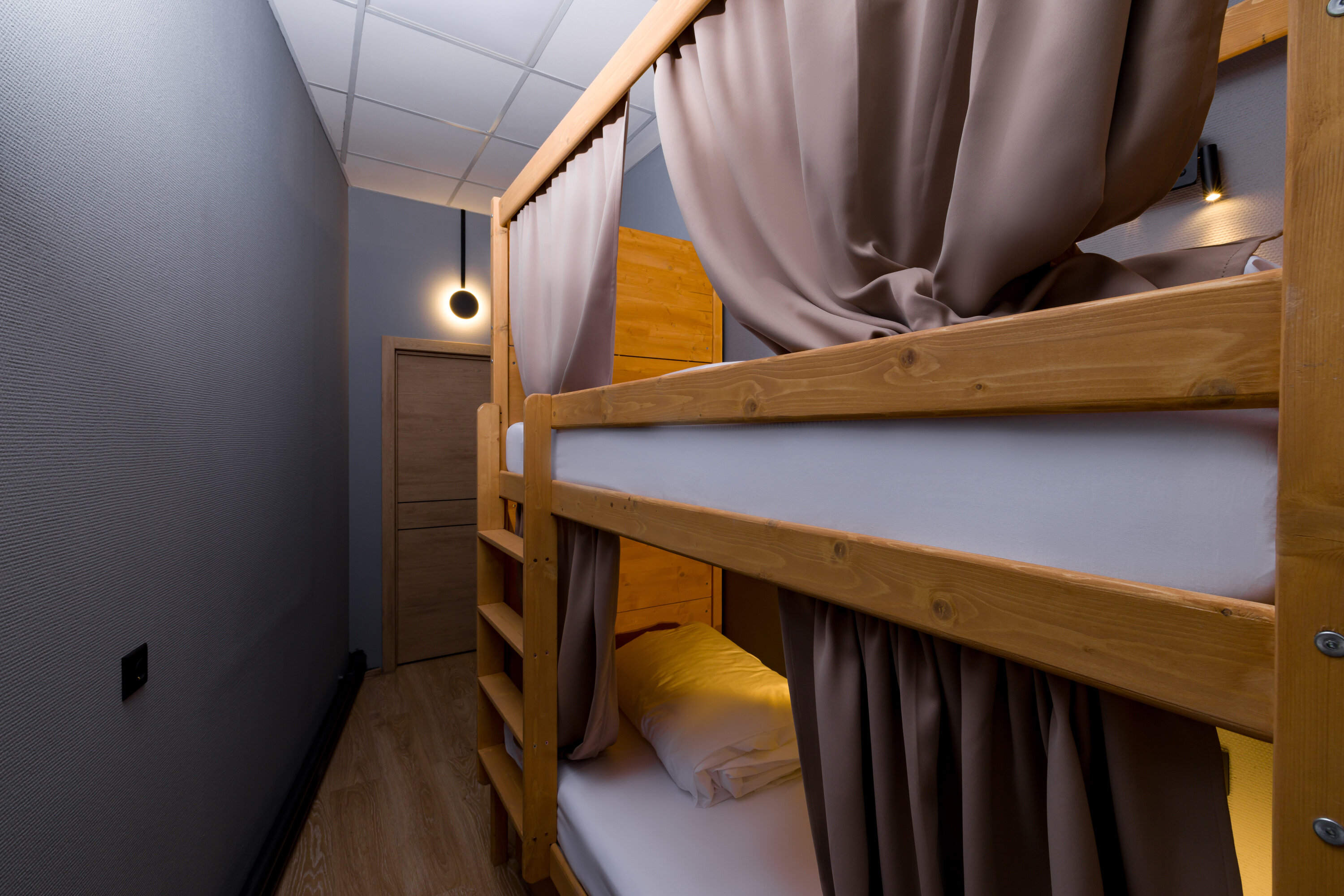 Односпальная кровать в общем номере для мужчин и женщин