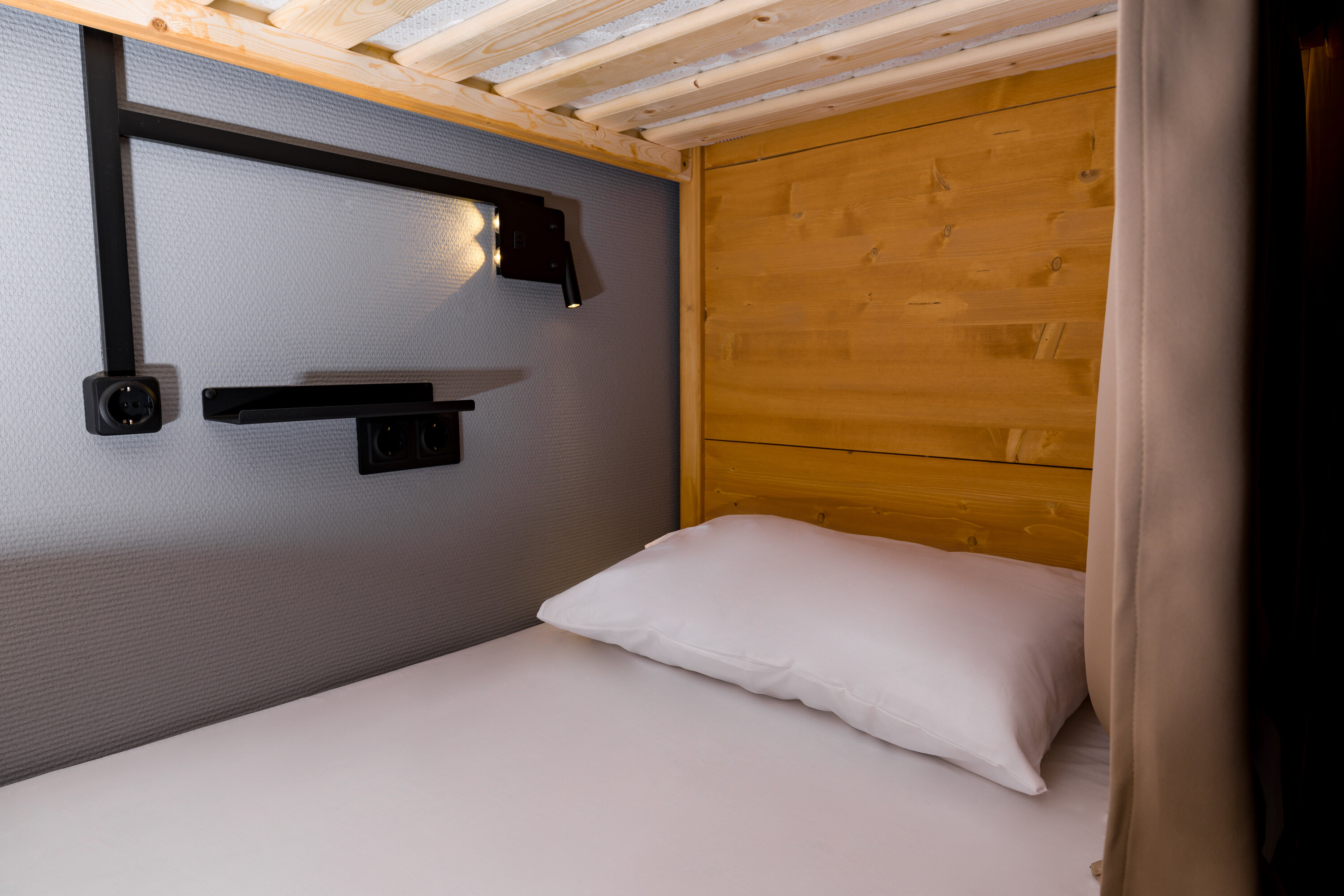 Кровать в общем 6-местном номере