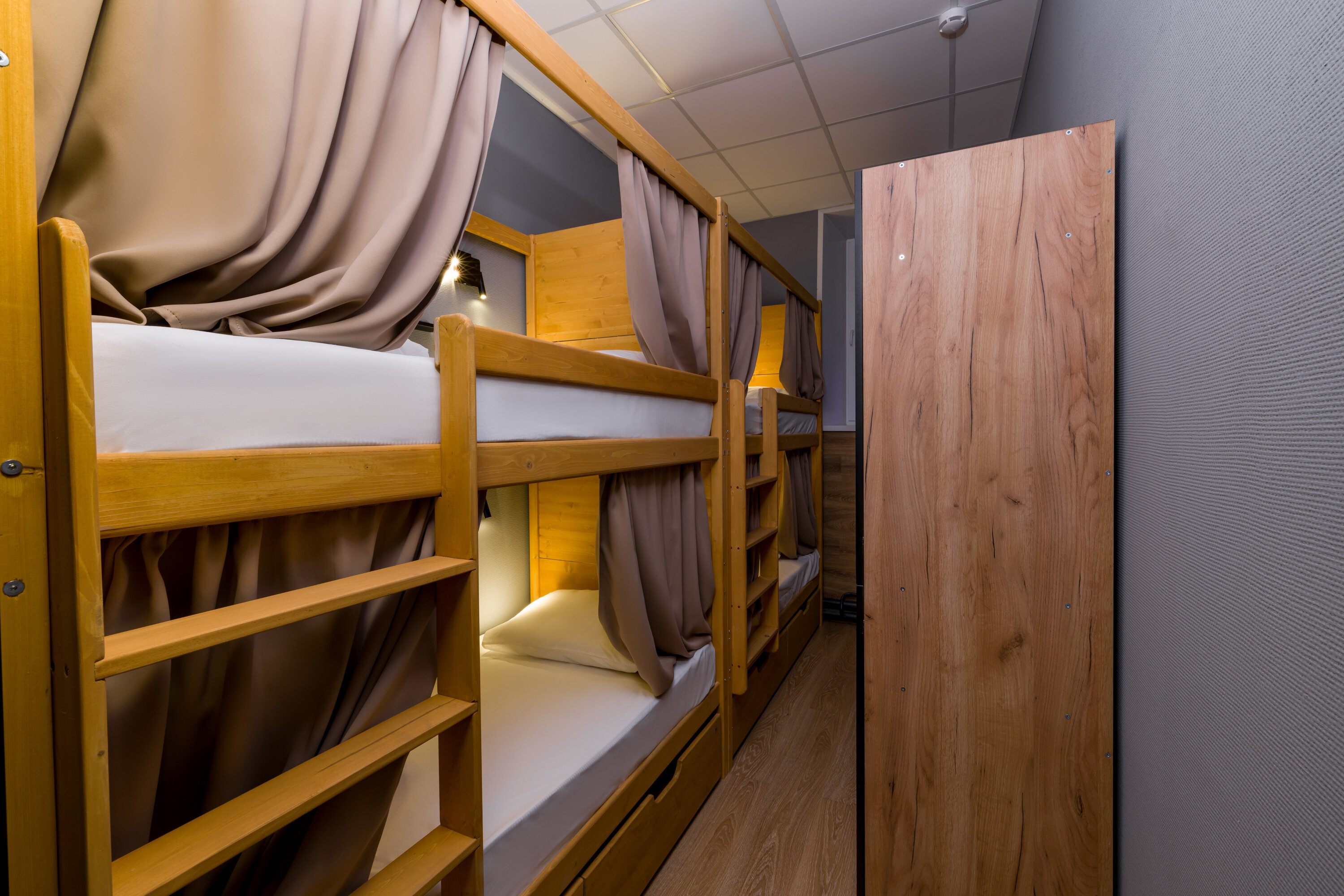 Кровать в общем 4-местном номере для мужчин и женщин