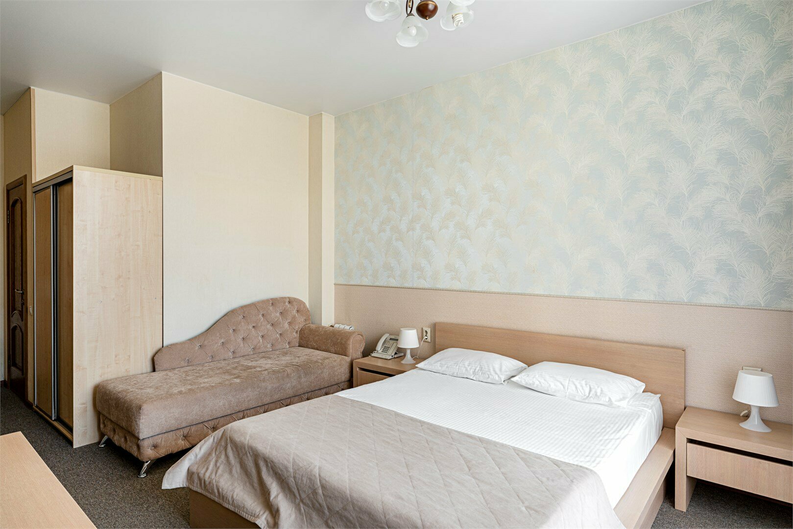 Номер первой категории. Стандарт улучшенный с одной двуспальной кроватью.