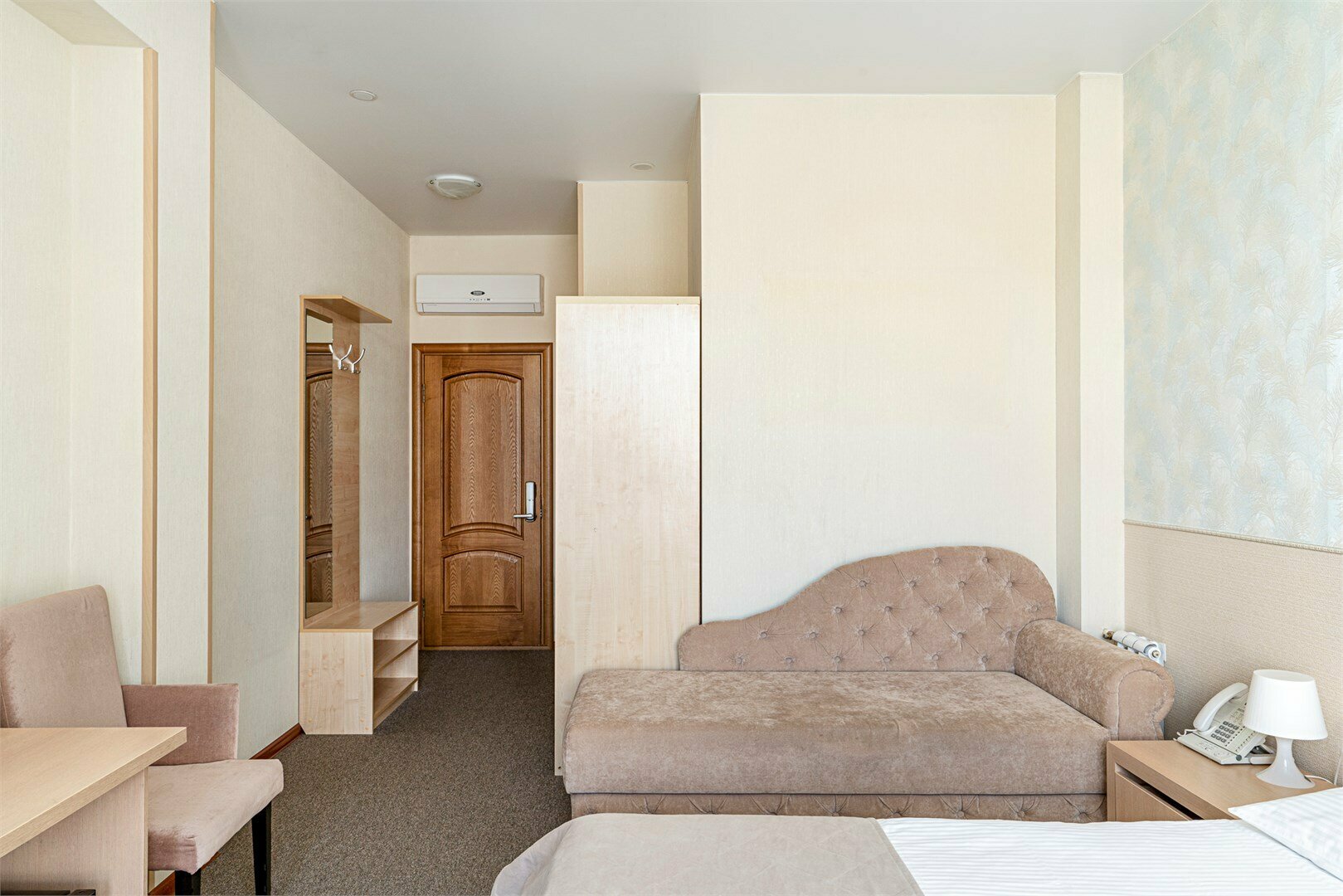 Номер первой категории. Стандарт улучшенный с одной двуспальной кроватью.