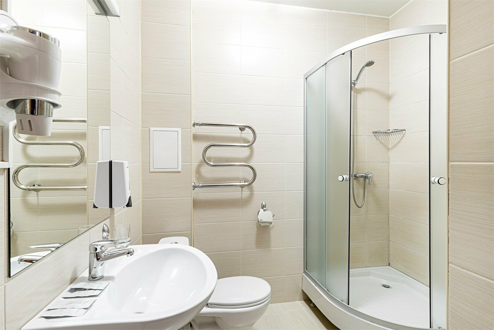 Номер первой категории. Стандарт улучшенный с одной двуспальной кроватью.