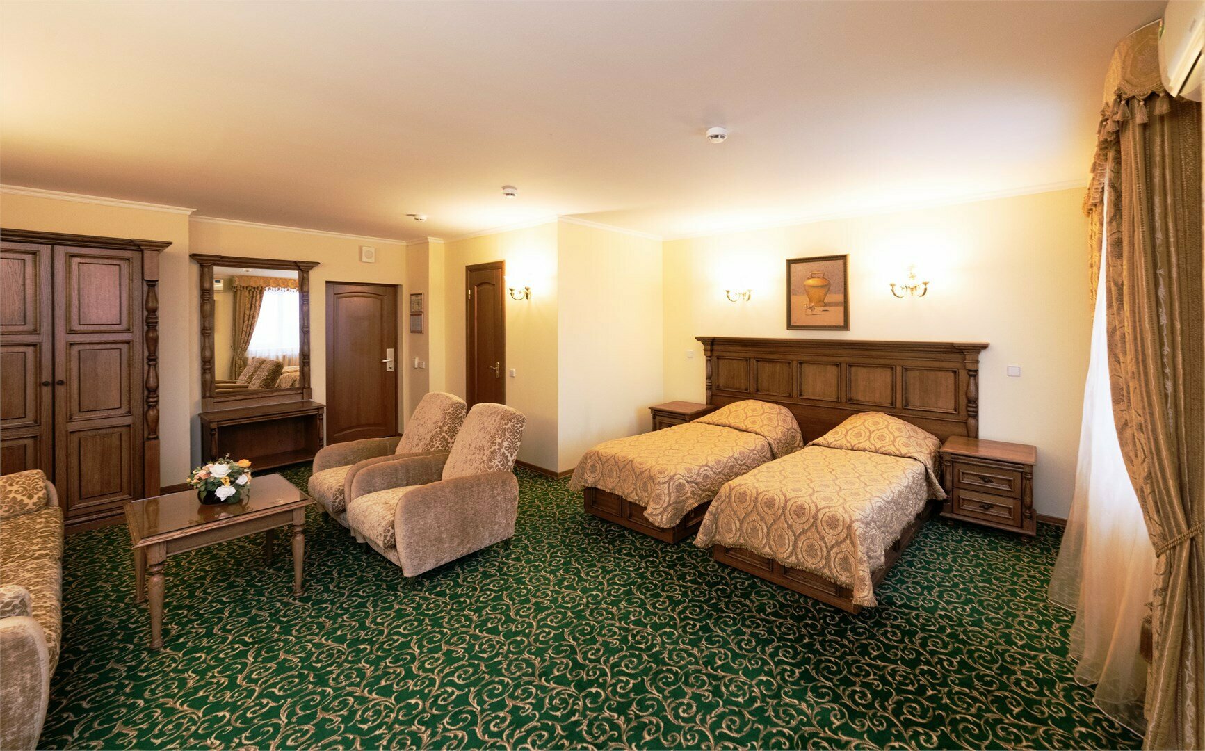 Джуниор Сюит Бизнес ( с диваном)