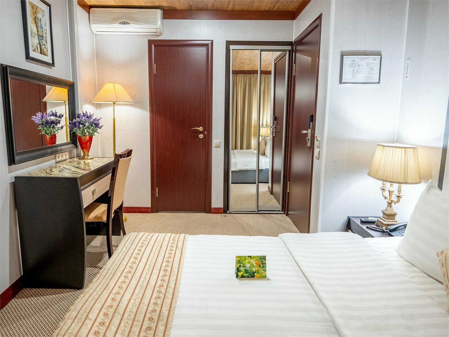 Бюджетный двухместный номер, вид в холл отеля