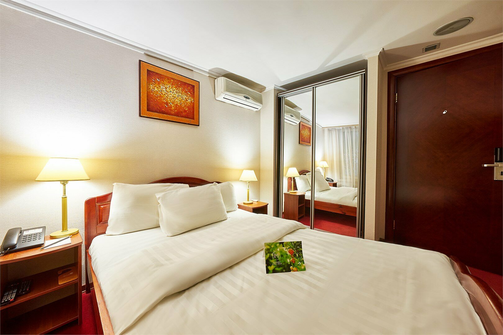 Бюджетный двухместный номер, вид в холл отеля