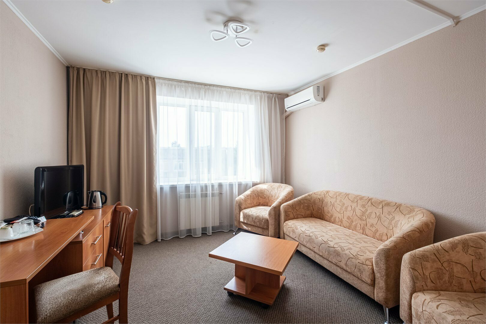 "Джуниор Сюит" с двуспальной кроватью