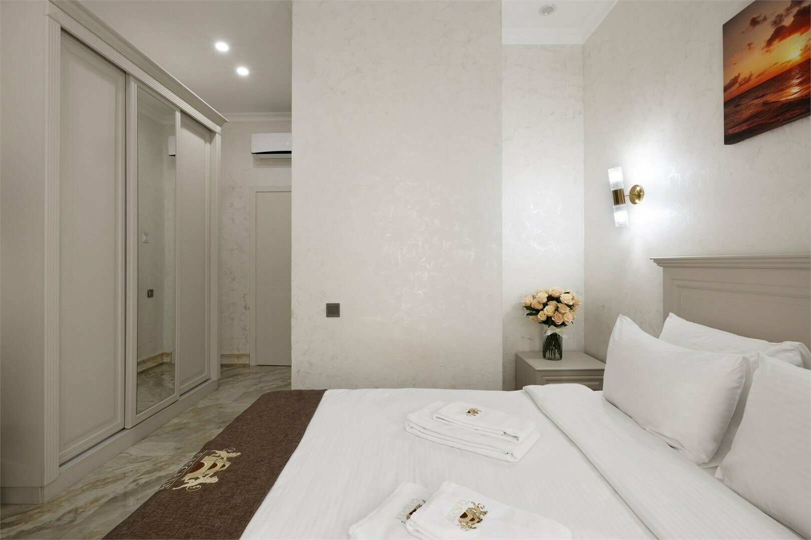 Делюкс с балконом и боковым видом на море