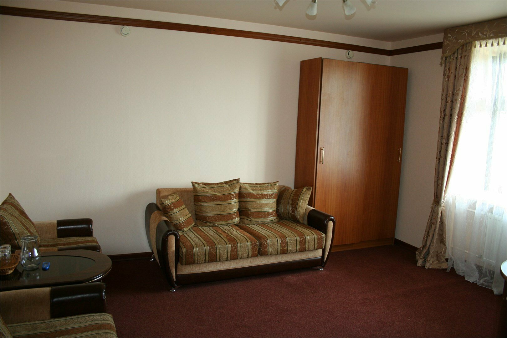 Семейный номер с видом на сад