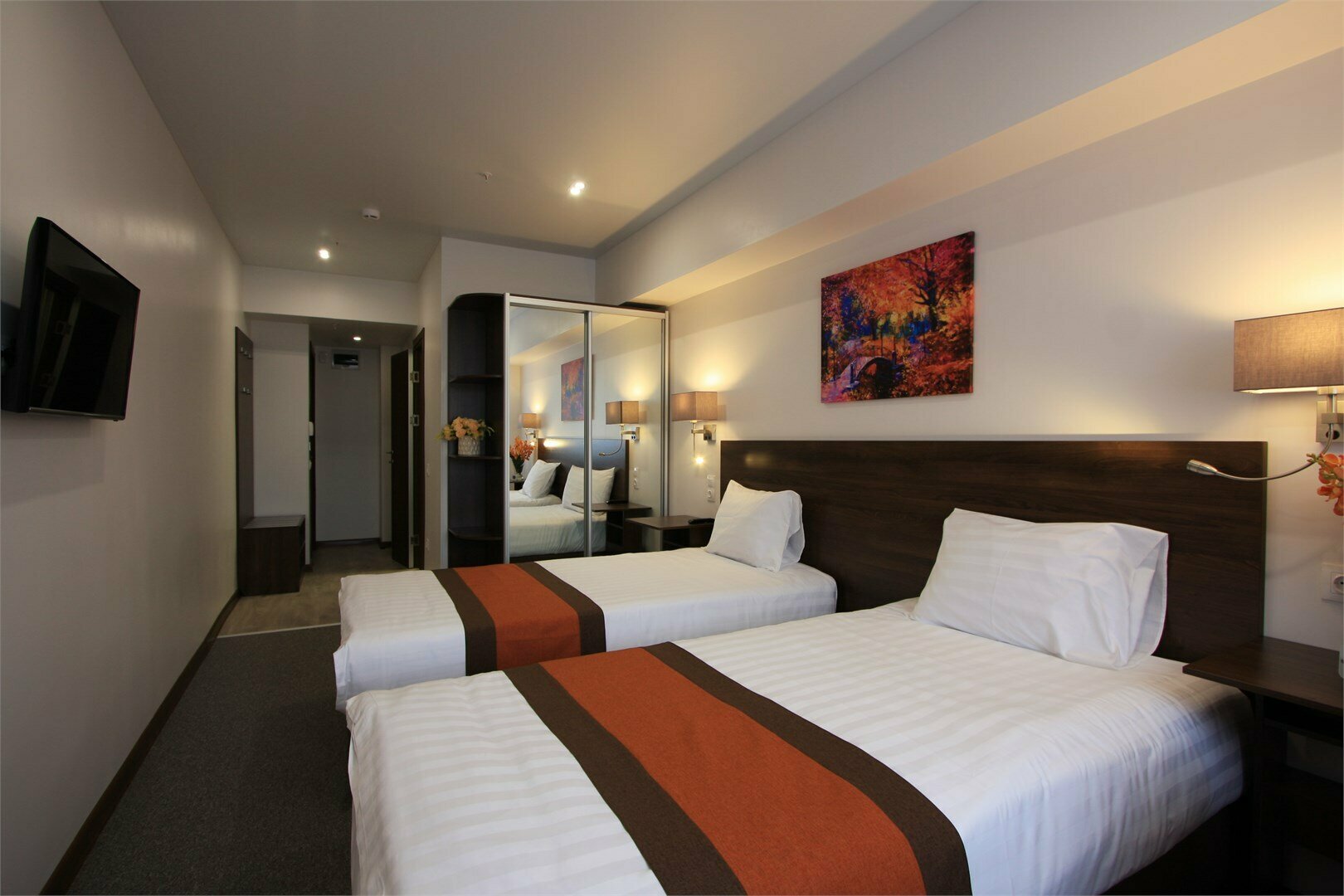 Номер Первой категории, либо 1 двуспальная кровать, либо 2 раздельные 1*1