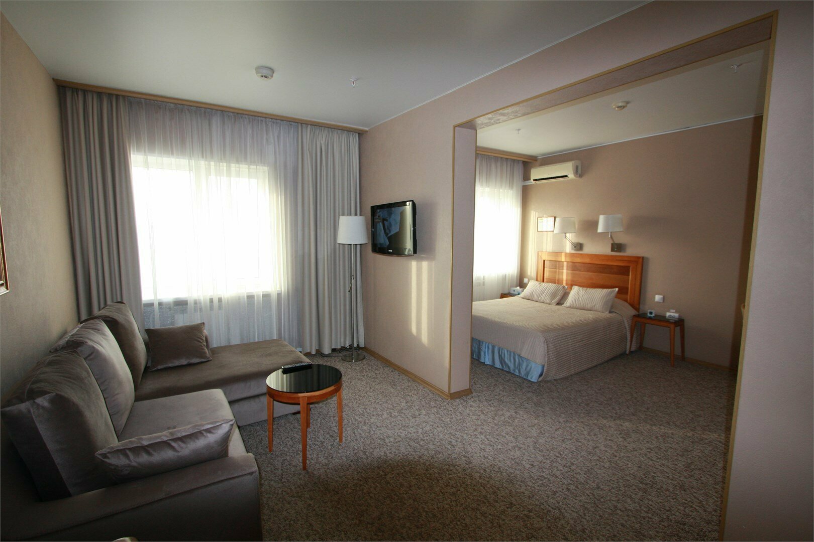 Джуниор Сюит Супериор с 1 двухспальной кроватью