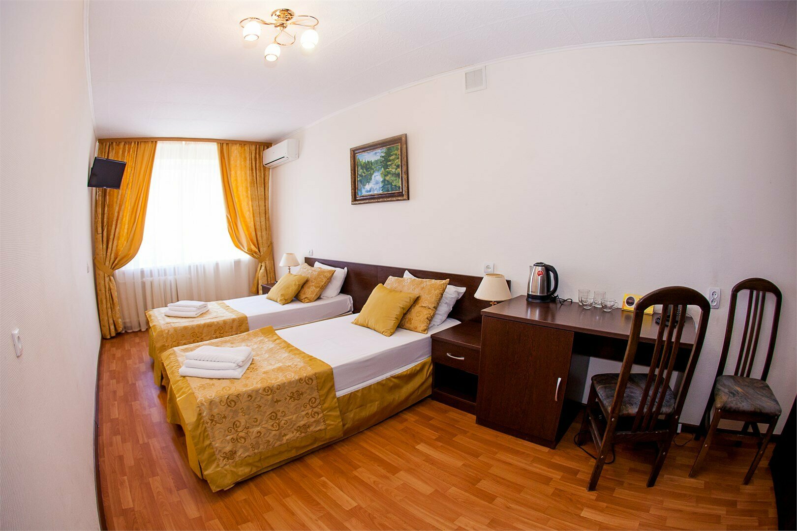 Двухместный номер с 2 отдельными кроватями и общей ванной комнатой