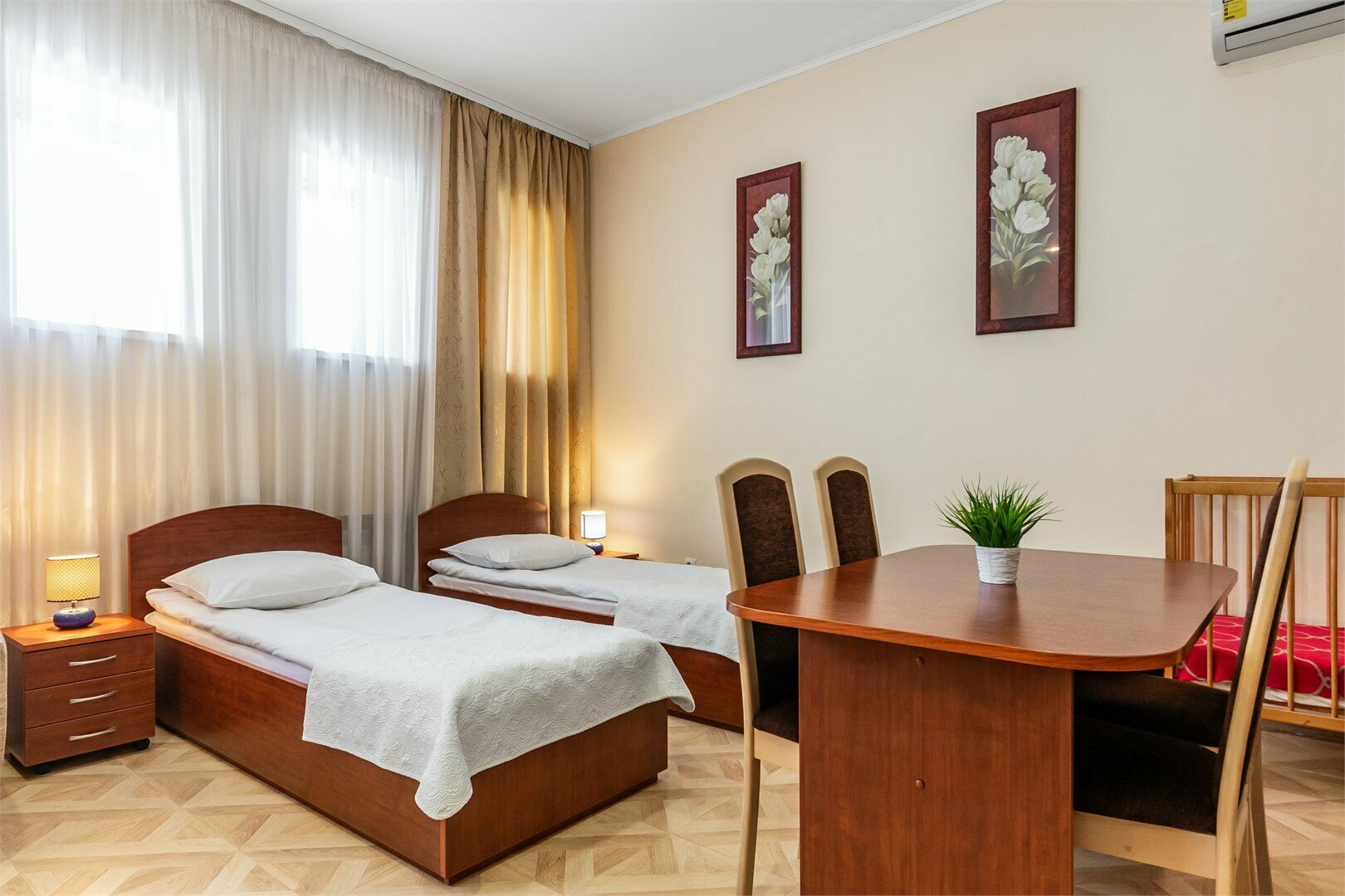 Семейный с двумя односпальными кроватями и диваном