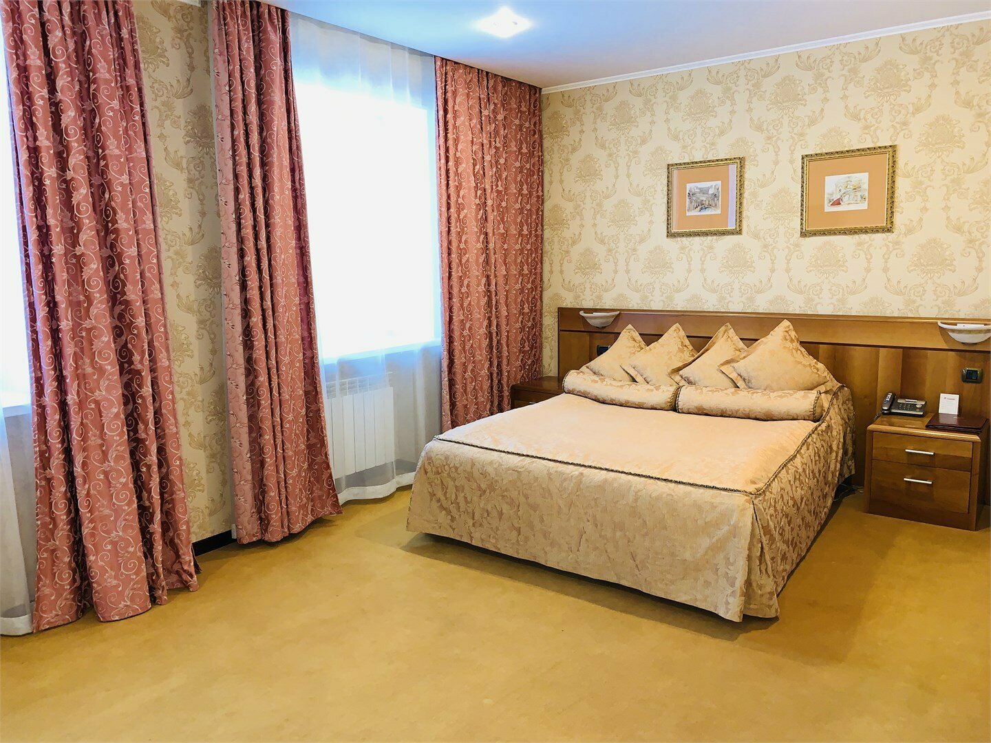 Однокомнатный с одной широкой кроватью, улучшенный(DeLuxe)