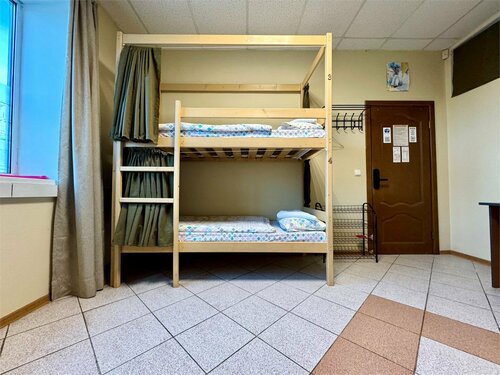 Спальное место на двухъярусной кровати в общем номере для женщин в Невский