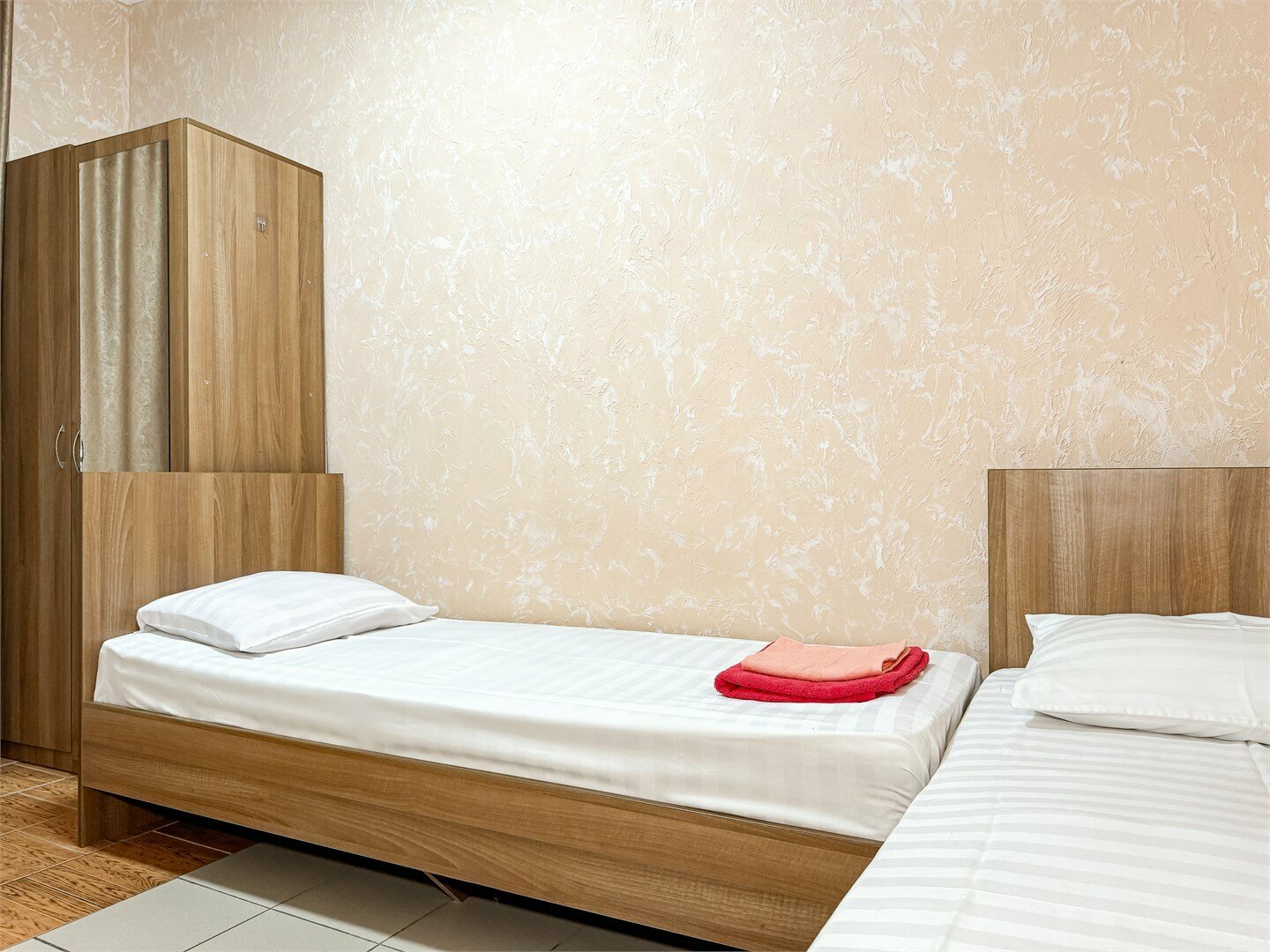 Небольшой двухместный номер с 2 отдельными кроватями