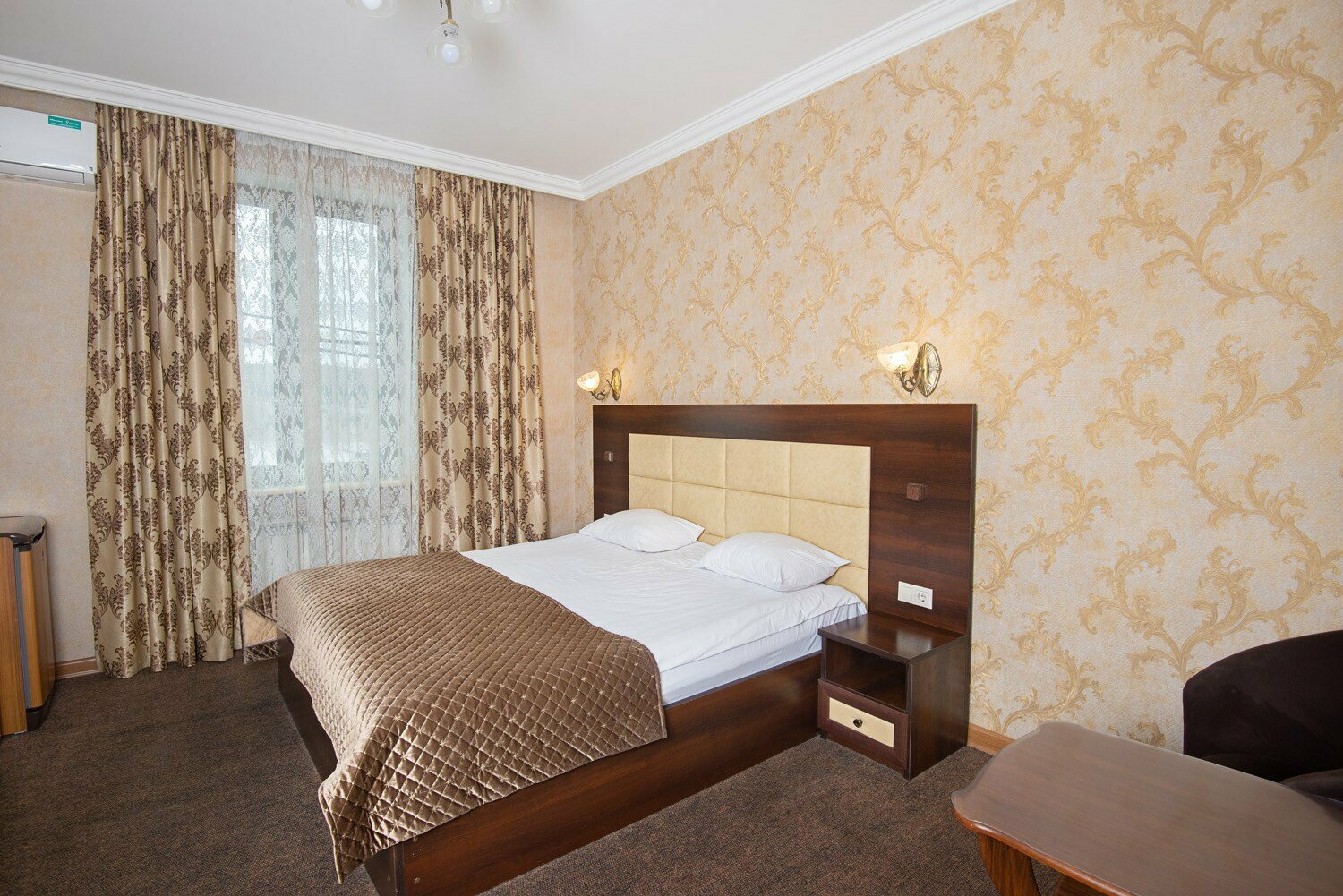 Номер с кроватью размера «king-size» и видом на озеро № 103