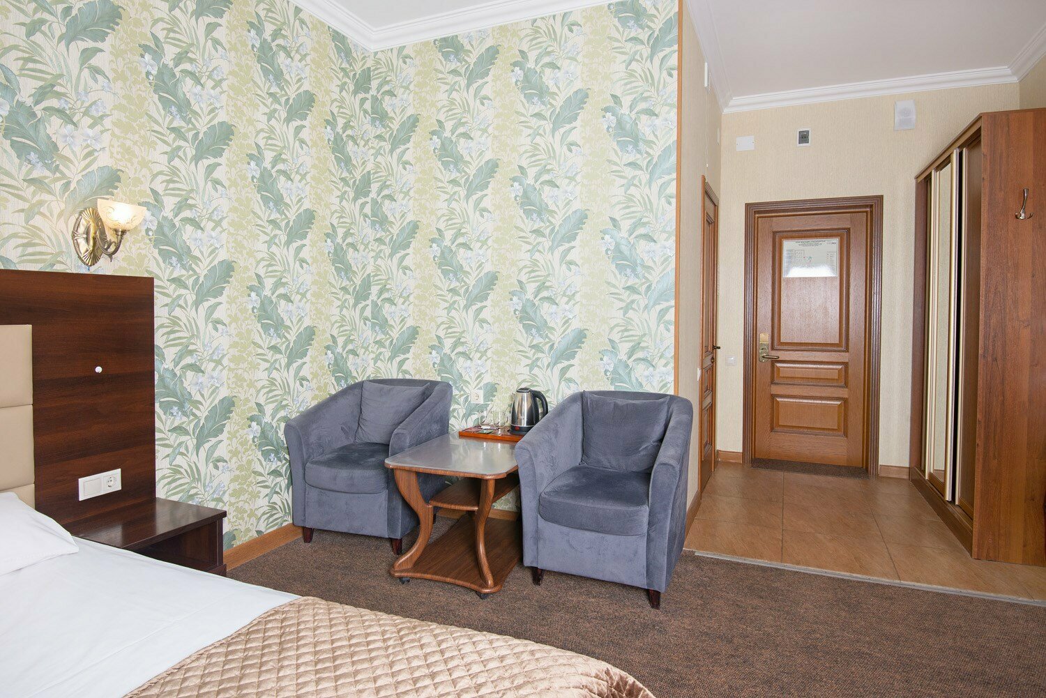 Номер с кроватью размера «king-size» и видом на озеро № 101