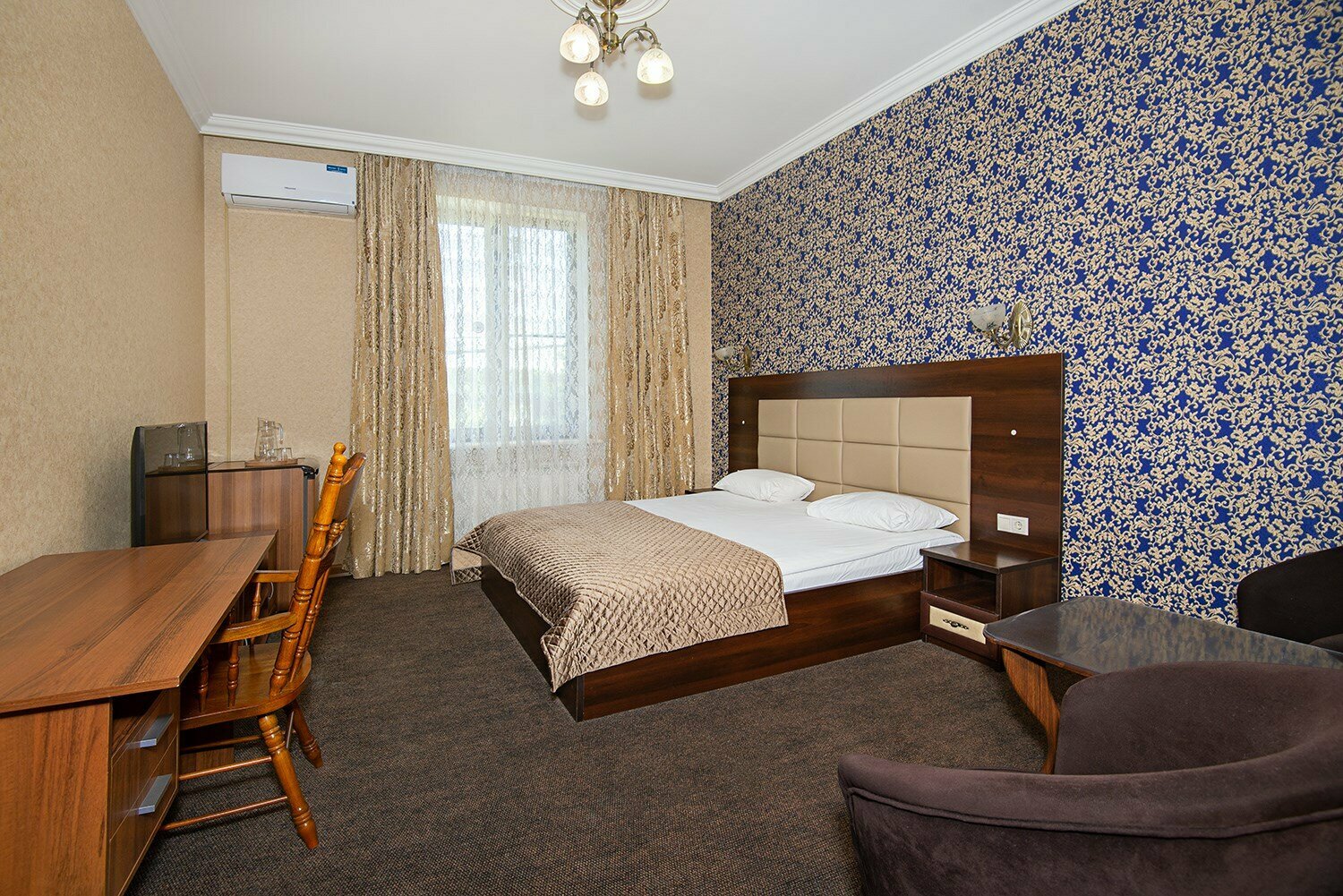 Номер с кроватью размера «king-size» и видом на озеро № 105