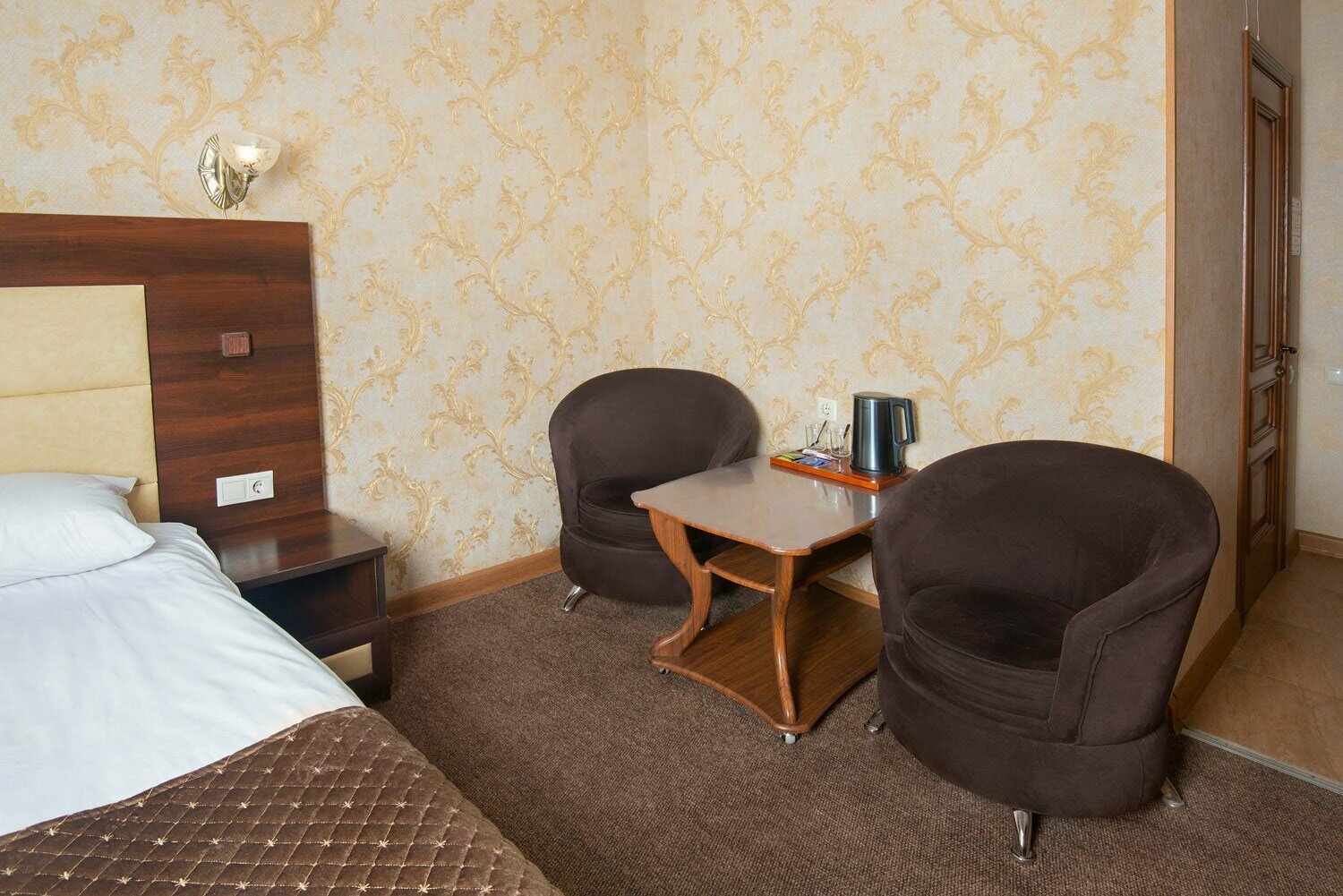 Номер с кроватью размера «king-size» и видом на озеро № 103