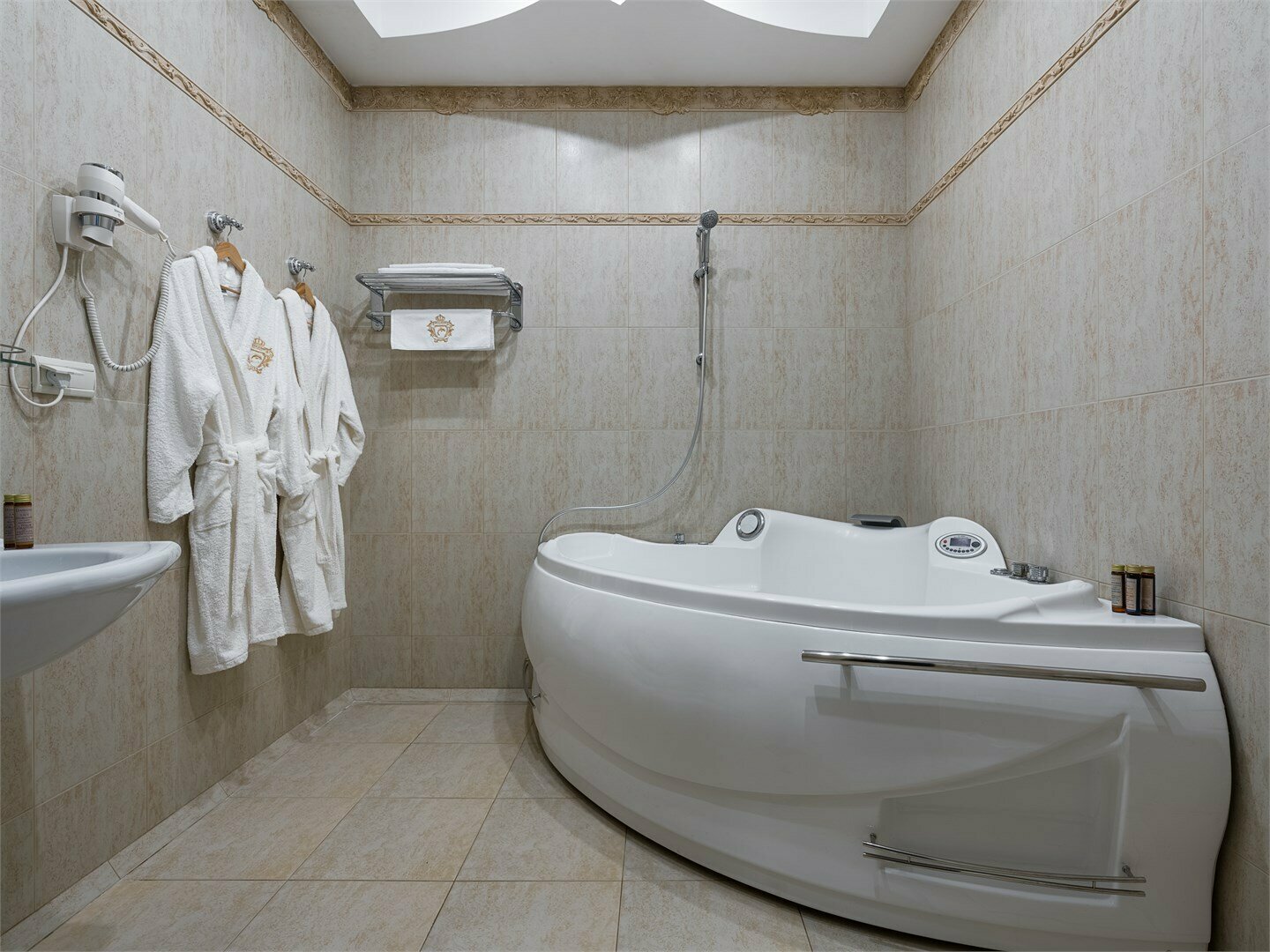 Двухместный двухкомнатный номер люкс с джакузи