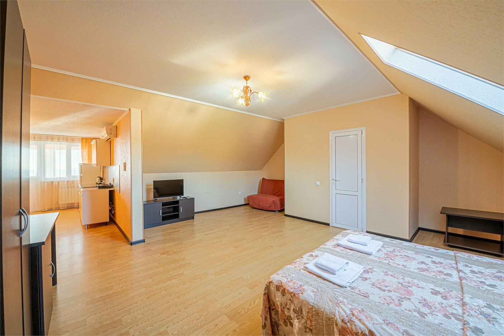 Студио с кухней и балконом