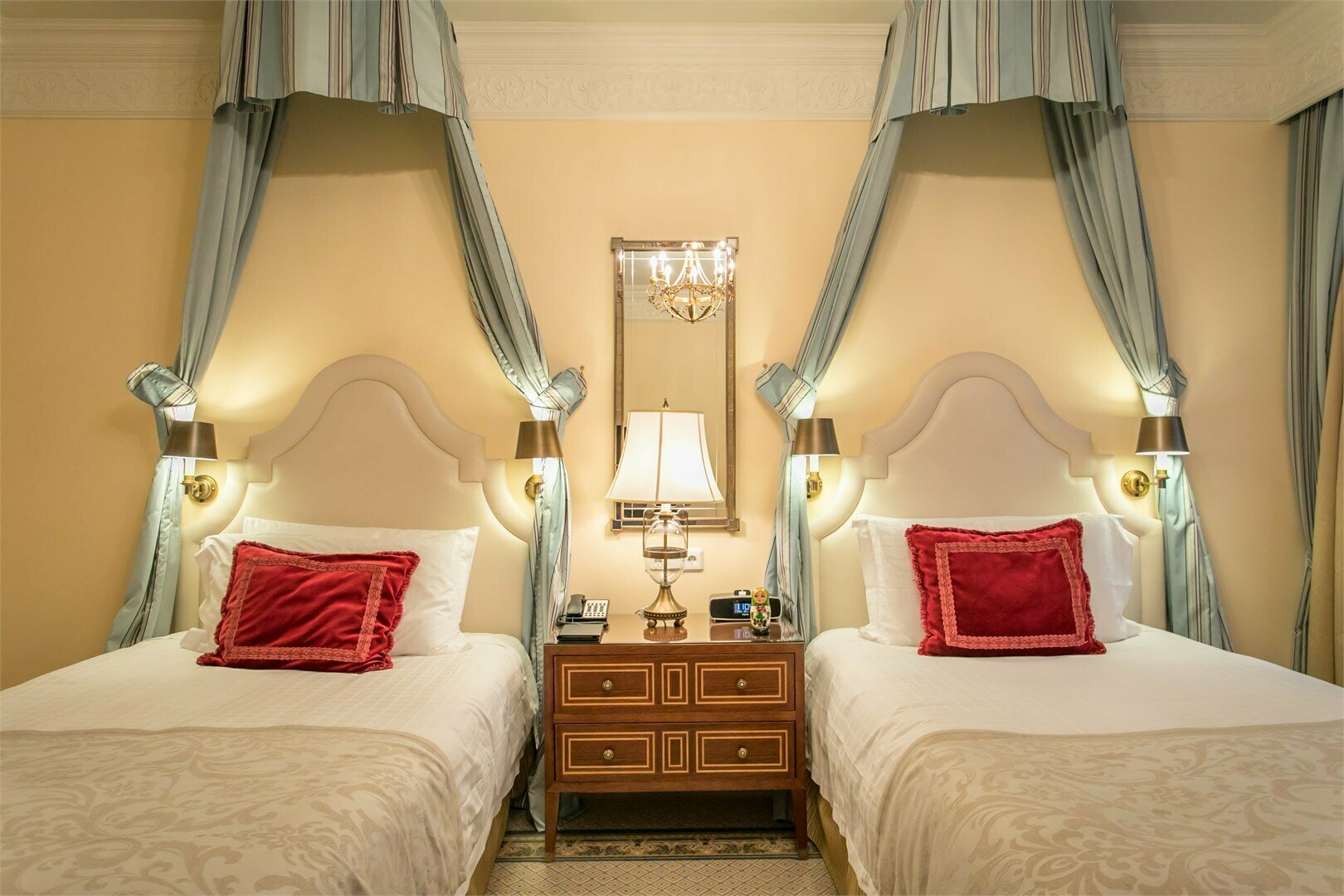 Four Seasons c видом на Исаакиевский Собор Twin